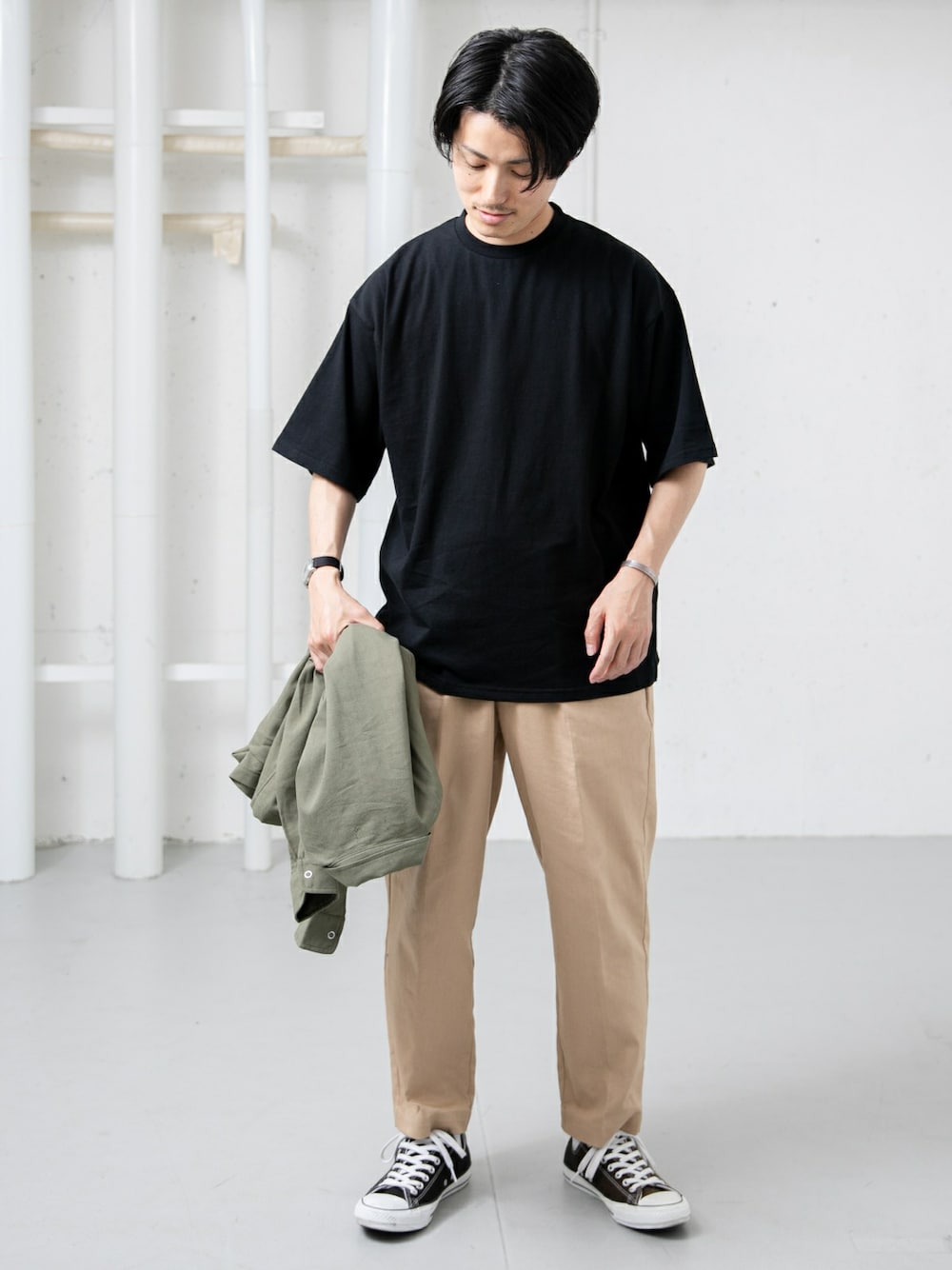 ブラック系のTシャツ/カットソー、グリーン系のブルゾン、ベージュ系のその他パンツを着用したメンズの夏コーディネートの1枚目の写真
