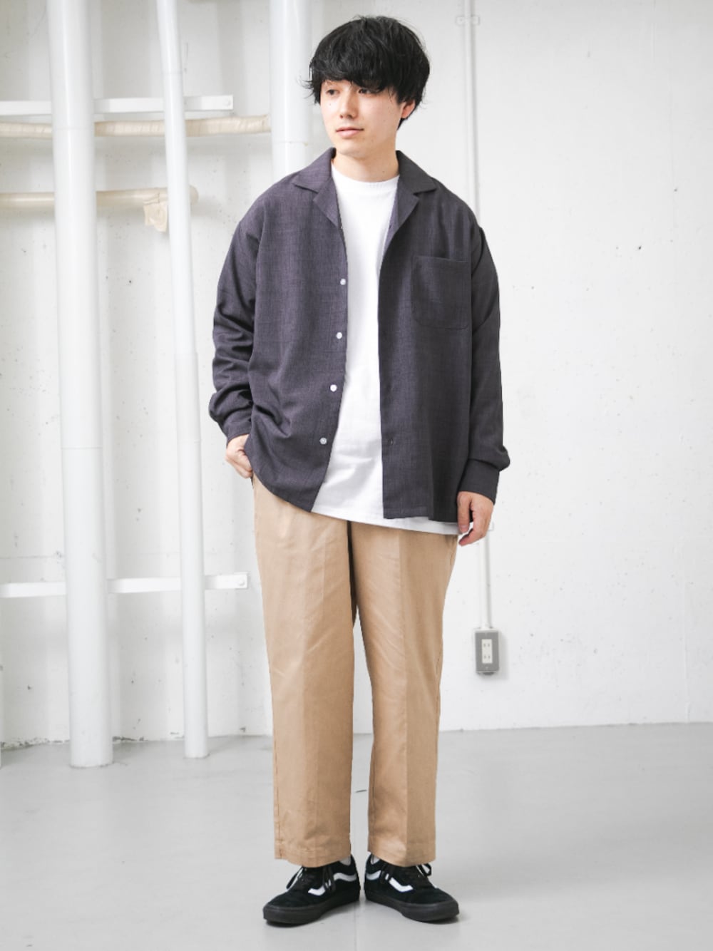 「オープンカラーシャツ、チャコールグレー、ロンT、チノパン、ベージュ、VANS、ITEMS URBANRESEARCH、URBANRESEARCH」｜「ITEMS URBANRESEARCHのオープンカラー長袖シャツ（シャツ/ブラウス、グレー系）」を使った、uedaさん（メンズ・170cm）の冬コーディネートの1枚目の写真