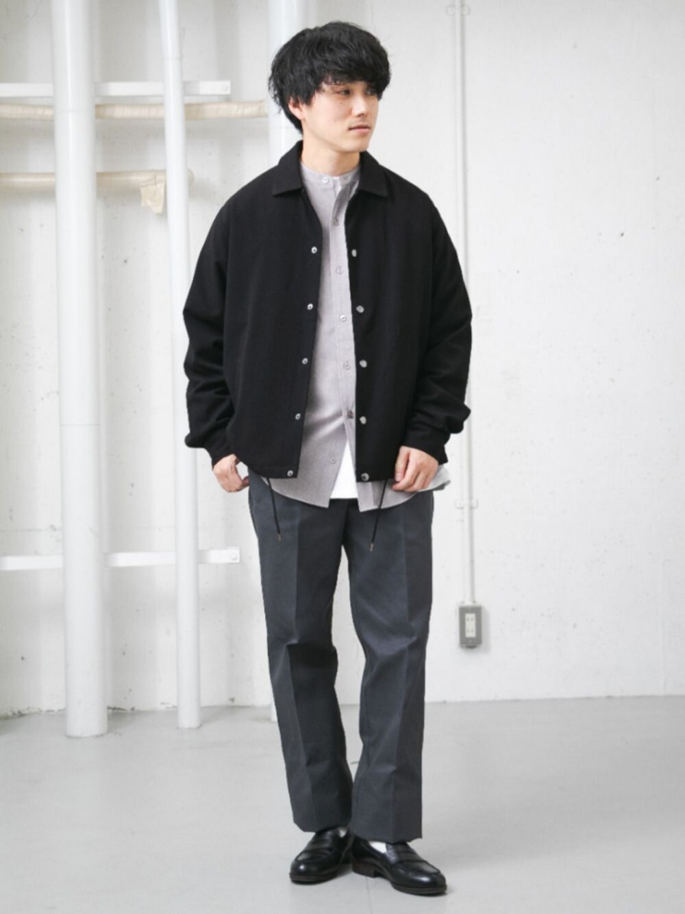 「ブルゾン、コーチジャケット、ブラック、バンドカラーシャツ、Dickies、ワークパンツ、ITEMS URBANRESEARCH、URBANRESEARCH」｜「ITEMS URBANRESEARCHの総裏TRコーチジャケット（その他アウター、ブラック系）」を使った、uedaさん（メンズ・170cm）の冬コーディネートの1枚目の写真