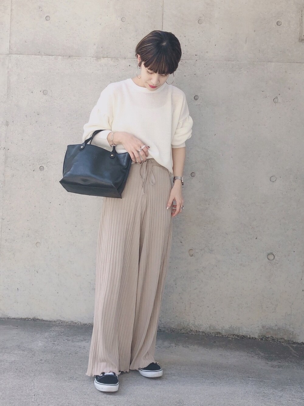ホワイト系のニット/セーター、ベージュ系のその他パンツ、ブラック系のショルダーバッグを着用したレディースの秋コーディネートの1枚目の写真