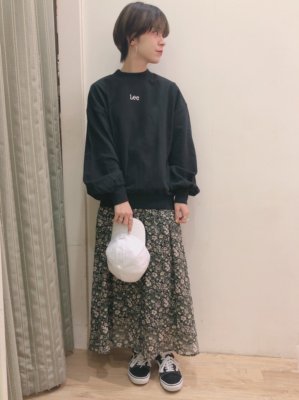「大人カジュアル、花柄スカート、スウェット、ロゴスウェット、春コーデ、ワントーンコーデ、ボタニカル柄、LEE、ブラックコーデ」｜「Leeの【LEE×earth】 ロゴスウェット ●（スウェット、ブラック系）」を使った、YURINAさん（レディース・161cm）の冬コーディネートの1枚目の写真