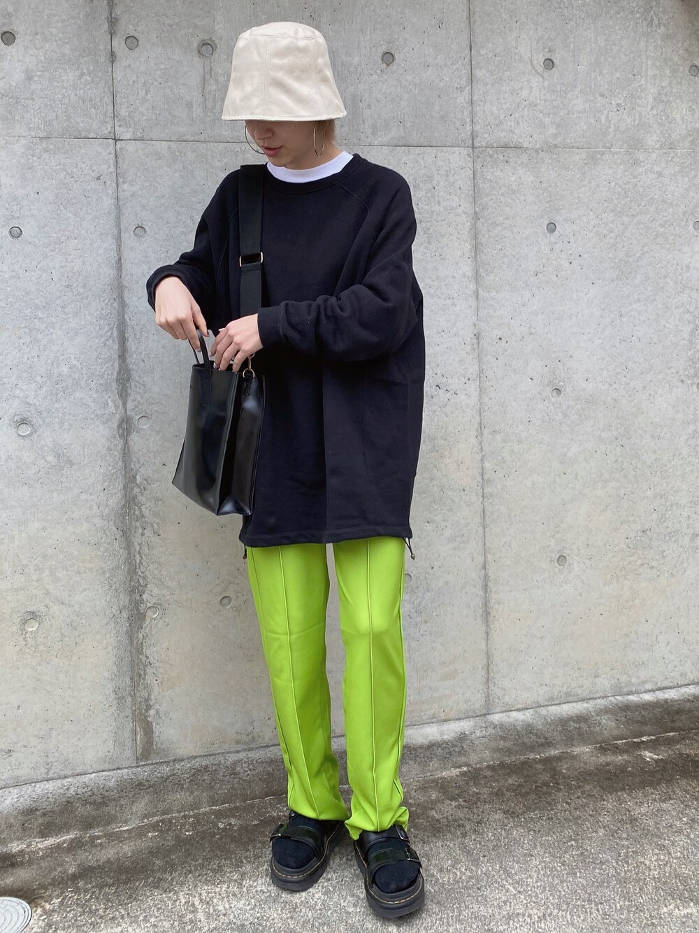 「オーバーサイズ、スウェットコーデ、Dr.Martens、センタープレス、緑、カラーパンツ、レイヤードスタイル、バケットハット、シンプル、派手」｜「CRAFT STANDARD BOUTIQUEの【2020AW】ラグランコクーン裏毛チュニック●＊（スウェット、ブラック系）」を使った、YURINAさん（レディース・161cm）の冬コーディネートの1枚目の写真