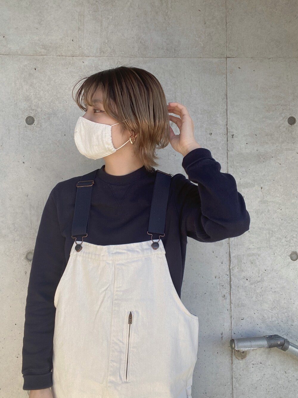 「シンプル、つなぎ、オーバーオール、ゆるコーデ、フープピアス、ウルフカット、メンズライク、モノトーン、スウェット」｜「CRAFT STANDARD BOUTIQUEのガゼット付ベーシック裏毛プルオーバー●（スウェット、ベージュ系）」を使った、YURINAさん（レディース・161cm）の冬コーディネートの1枚目の写真