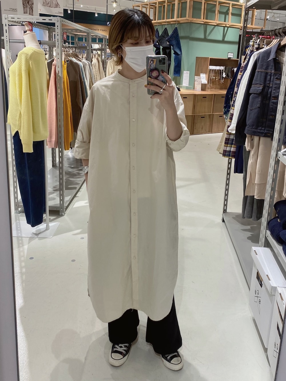 「シャツスタイル、シャツワンピ、ロングワンピース、ロングシャツ、シンプル、カジュアルコーデ、オトナ女子、オーバーサイズ、ベージュ」｜「CRAFT STANDARD BOUTIQUEのバンドカラーシャツワンピース　＊（シャツワンピース、ホワイト系）」を使った、YURINAさん（レディース・161cm）の春コーディネートの1枚目の写真