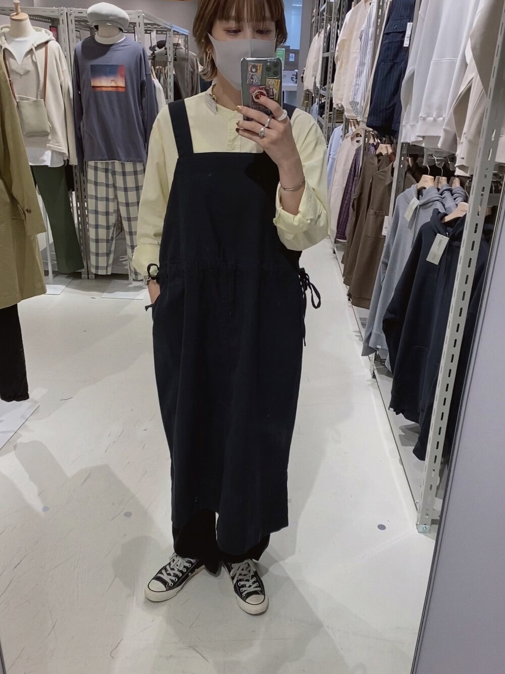 「大人カジュアル、ジャンパースカート、ブラック、サロペット、オールインワン、スニーカーコーデ、シャツスタイル、大人コーデ、大人女子、重ね着」｜「CRAFT STANDARD BOUTIQUEのバンドカラーシャツチュニック　＊◇（シャツ/ブラウス、イエロー系）」を使った、YURINAさん（レディース・161cm）の春コーディネートの1枚目の写真