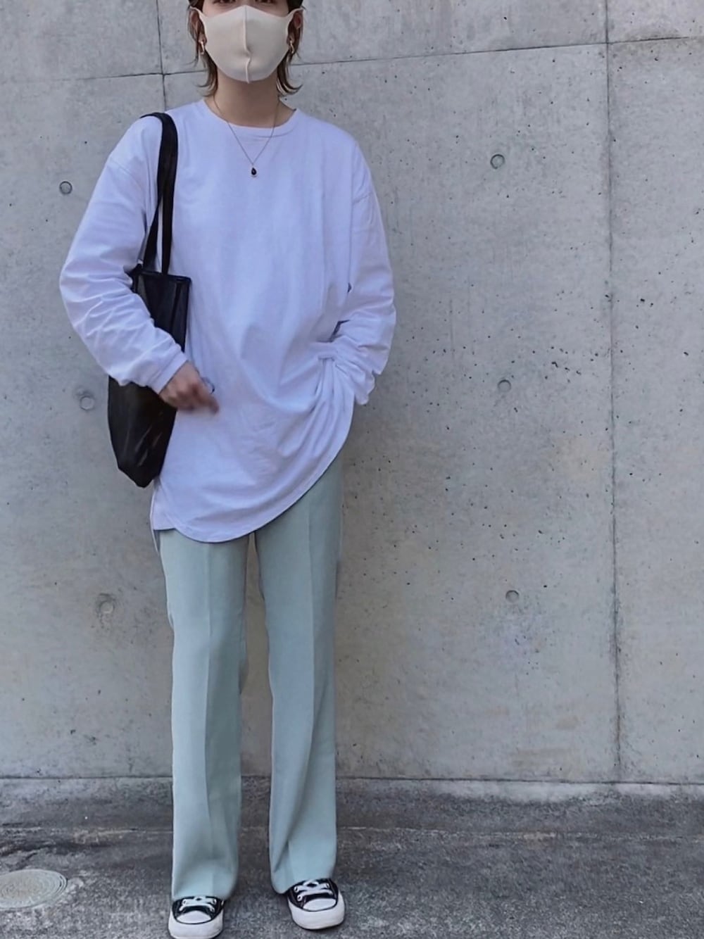 「ゆるコーデ、ハンチング、春コーデ、スラックス、オーバーサイズ、ロンT、シンプル、リラックススタイル、ミントグリーン、白Tシャツ」｜「CRAFT STANDARD BOUTIQUEの長袖ロングテールビッグカットプルオーバー　＊（Tシャツ/カットソー、ホワイト系）」を使った、YURINAさん（レディース・161cm）の春コーディネートの1枚目の写真