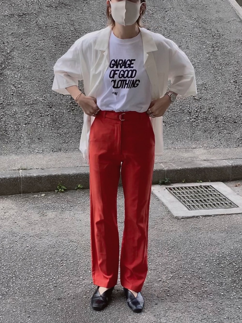 「カラーパンツ、赤、シャツスタイル、開襟シャツ、白Tシャツ、シンプル、大人カジュアル、オーバーサイズ、レッド、スラックス」｜「GARAGE OF GOOD CLOTHINGのロゴロングプリント　＊（Tシャツ/カットソー、ホワイト系）」を使った、YURINAさん（レディース・161cm）の春コーディネートの1枚目の写真