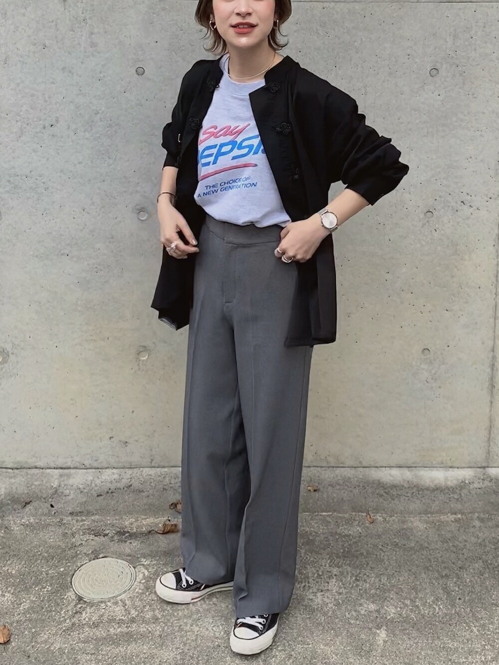 「モノトーン、Tシャツ、グレー、チャイナシャツ、大人コーデ、きれいめカジュアル、センタープレス、キレイめ、ナチュラル、シャツスタイル」｜「GARAGE OF GOOD CLOTHINGのアイテム（Tシャツ/カットソー、グレー系）」を使った、YURINAさん（レディース・161cm）の春コーディネートの1枚目の写真
