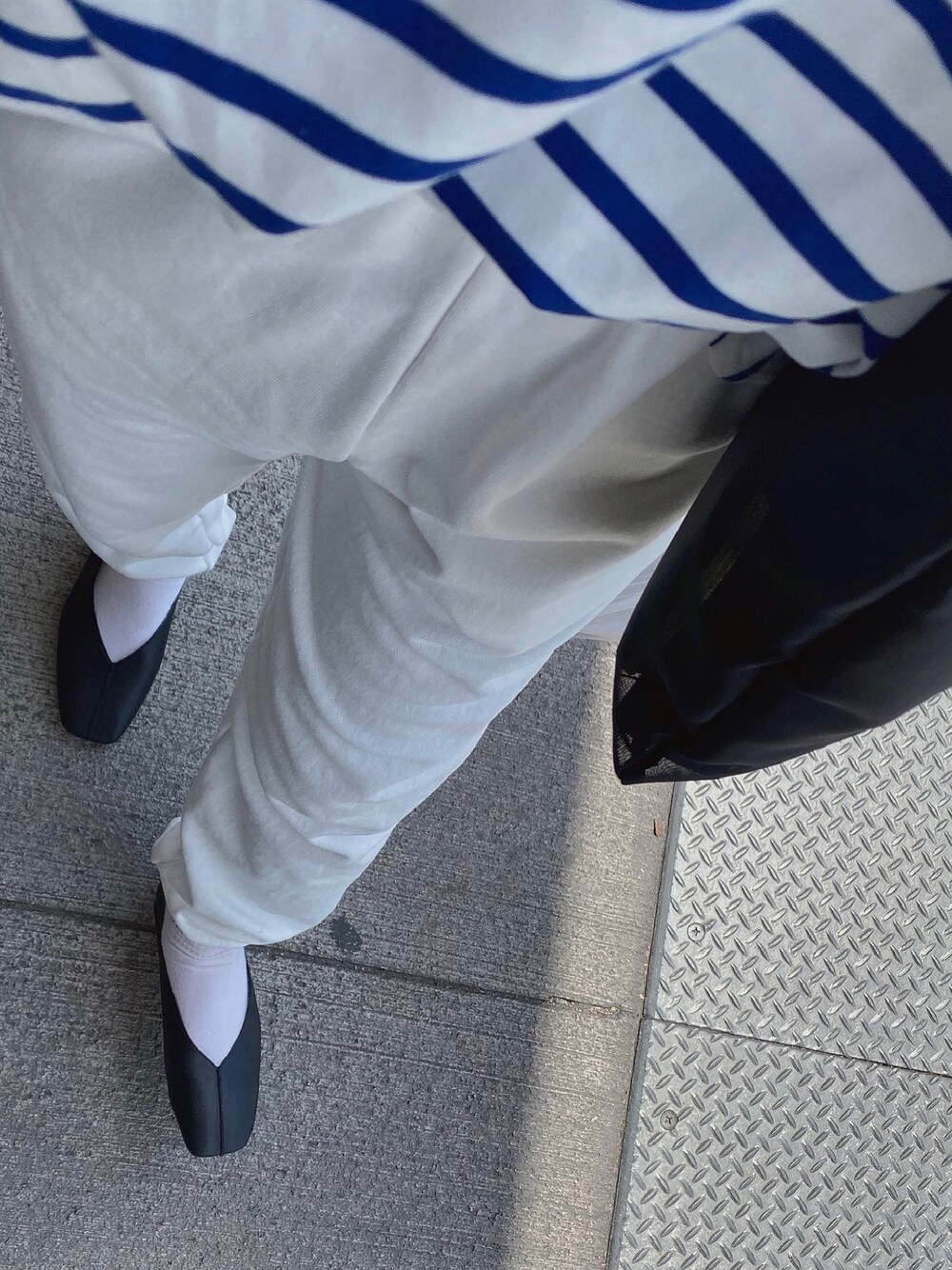 「カジュアルコーデ、春夏コーデ、ボーダー、ブルー、スウェットパンツ、スウェット、白パンツ、Tシャツ、バレエシューズ、夏コーデ」｜「koeのシームフラットシューズ〇（その他シューズ、ブラック系）」を使った、YURINAさん（レディース・161cm）の春コーディネートの1枚目の写真