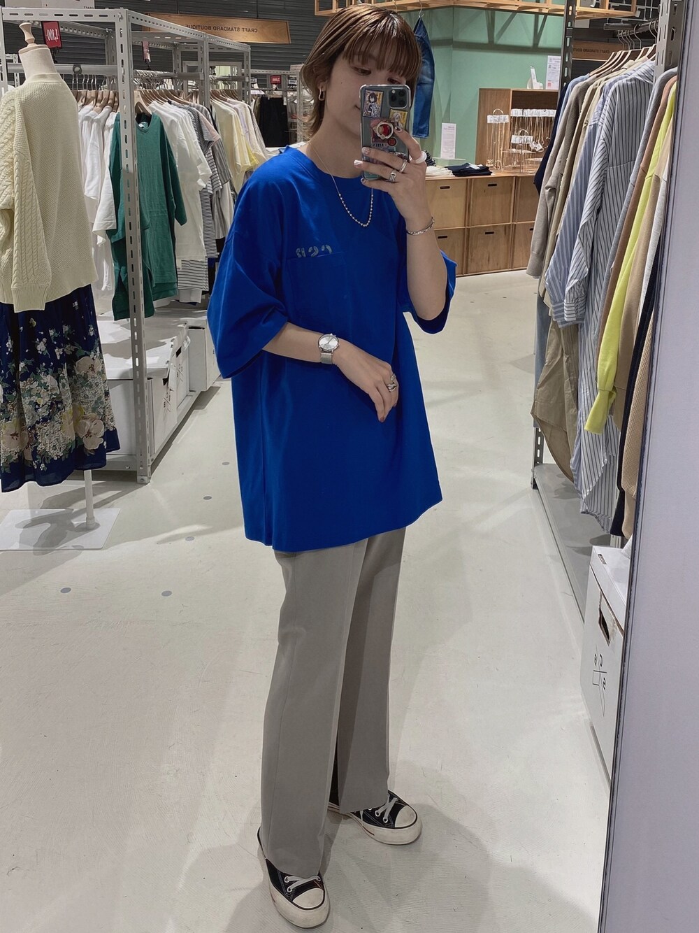 「シンプル、スラックス、グレー、ブルー、ロゴT、Tシャツ、ロンT、ラフ、センタープレス、カラーコーデ」｜「CRAFT STANDARD BOUTIQUEのミニメタルボールラインネックレス　＊（ネックレス、ゴールド系）」を使った、YURINAさん（レディース・161cm）の春コーディネートの1枚目の写真