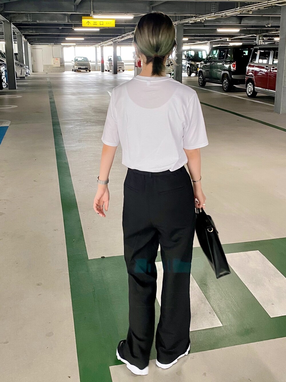 「大人カジュアル、シンプル、Tシャツ、白Tシャツ、スラックス、ストレートパンツ、モノトーン、パンツスタイル、エアリフト、ユニクロ」｜「CRAFT STANDARD BOUTIQUEの【WEB限定】SLIT PANTS/裾スリットセンタープレスパンツ《美脚パンツ》〇（その他パンツ、ブラック系）」を使った、YURINAさん（レディース・161cm）の夏コーディネートの1枚目の写真