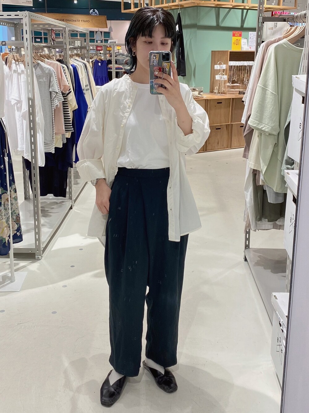 「ラップパンツ、大人カジュアル、シャツスタイル、モノトーン、ラフコーデ、ゆるコーデ、オーバーサイズ、シンプル、ユニクロ」｜「CRAFT STANDARD BOUTIQUEのバンドカラーシャツ　＊◇（シャツ/ブラウス、ホワイト系）」を使った、YURINAさん（レディース・161cm）の夏コーディネートの1枚目の写真