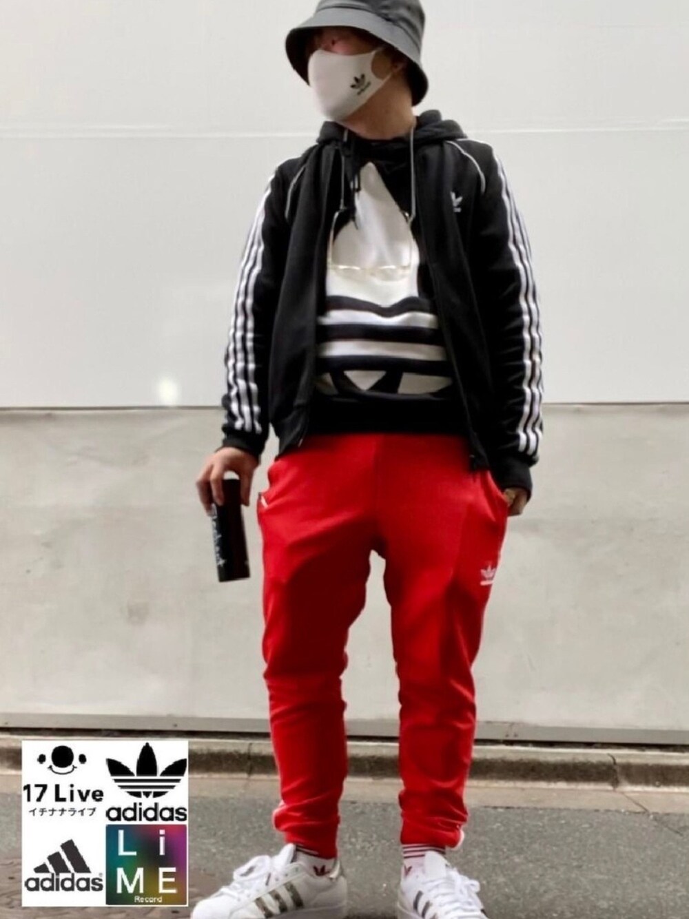 ブラック系のパーカー、レッド系のその他パンツ、シルバー系のスニーカーを着用したメンズの冬コーディネートの1枚目の写真