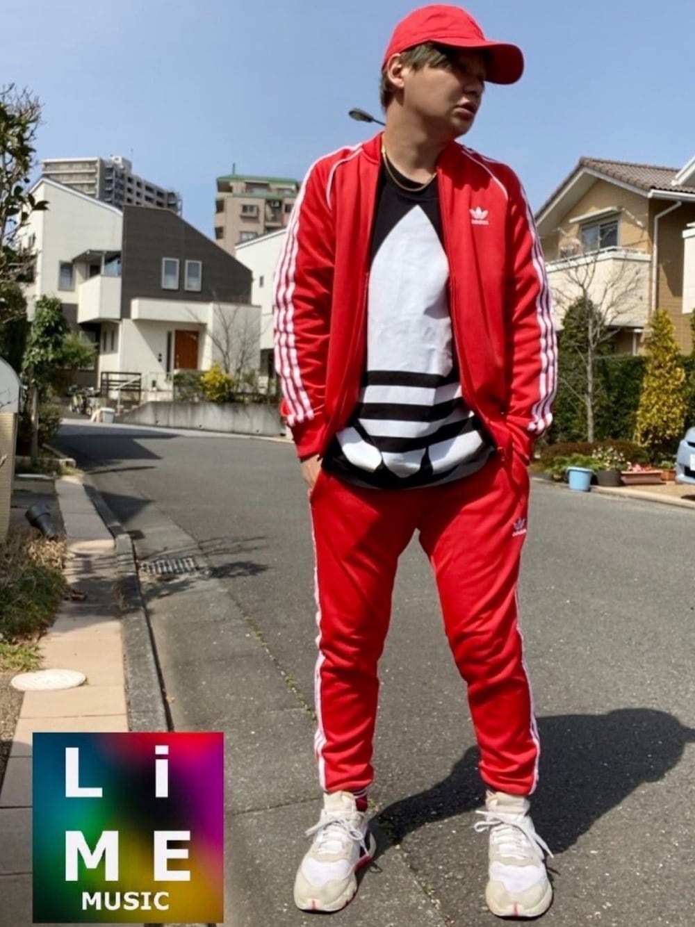 「春コーデ、春めきシューズ、ジャージ、セットアップ、adidas、adidas originals、adidasフェス2021、カラーパンツ、トラックパンツ」｜「adidas Originalsの【adidas Originals】NITE JOGGER（スニーカー、グレー系）」を使った、LiME(松尾 頼武)作曲家さん（メンズ・164cm）の春コーディネートの1枚目の写真