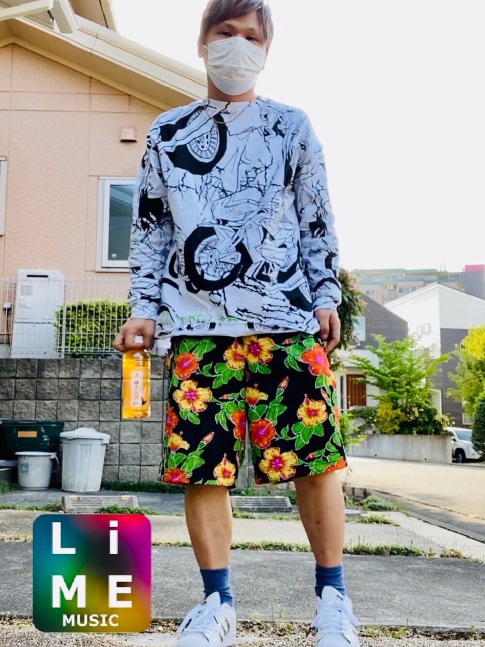 「休日スタイル、ビッグシルエット、ショートパンツ、ボタニカル柄、adidas、adidas originals、ベルシュカ、スタンスミス、ストリート、ロンT」｜「Bershkaのアイテム（Tシャツ/カットソー、その他）」を使った、LiME(松尾 頼武)作曲家さん（メンズ・164cm）の春コーディネートの1枚目の写真