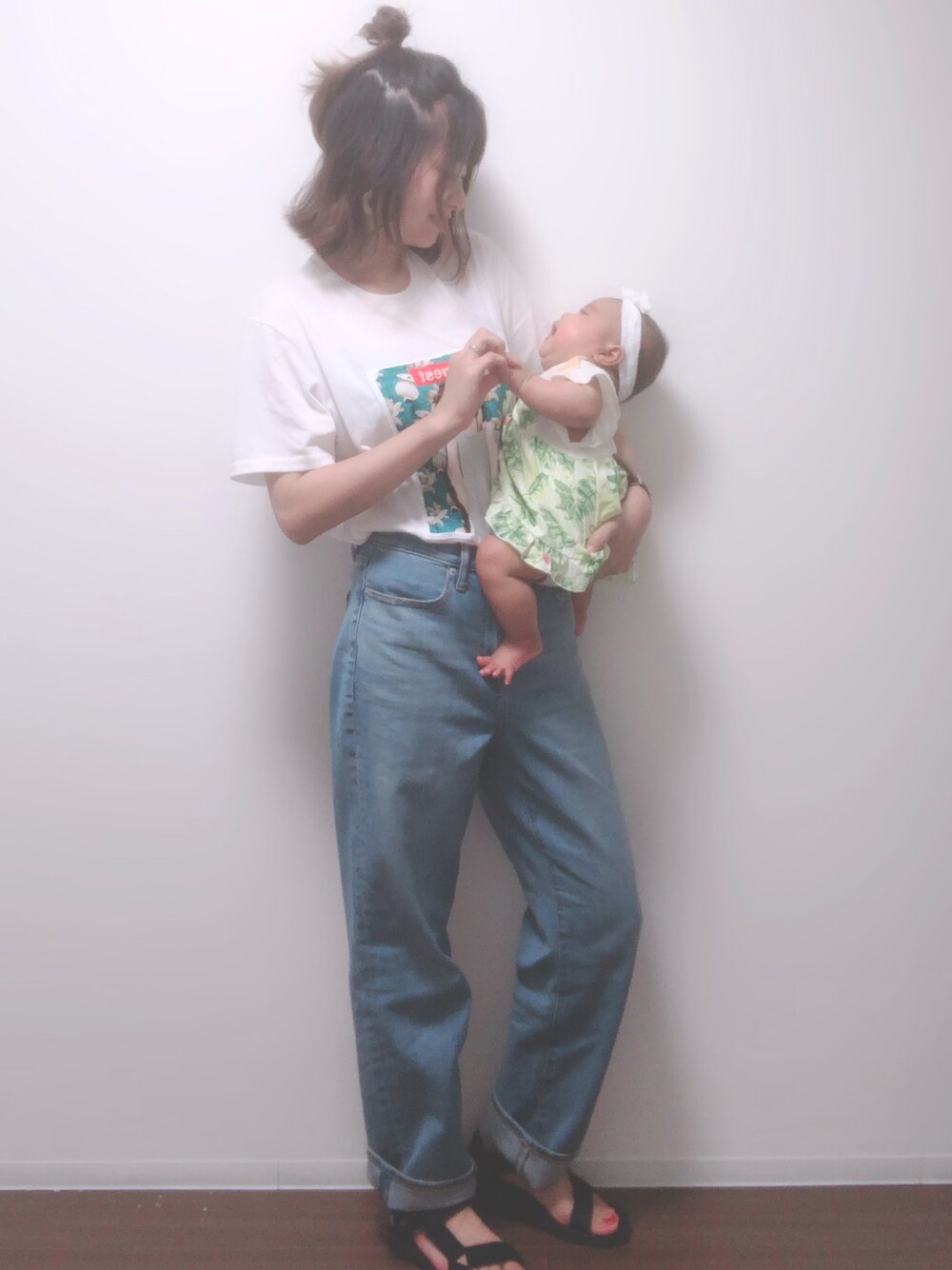 「夏だ！Tシャツ着よう！、カジュアルコーデ、ストレートデニム、ストレートパンツ、ハイウエストパンツ、親子コーデ、母娘コーデ」｜「MURUAのアイテム（Tシャツ/カットソー、ホワイト系）」を使った、ののかさん（レディース・155cm）の夏コーディネートの1枚目の写真