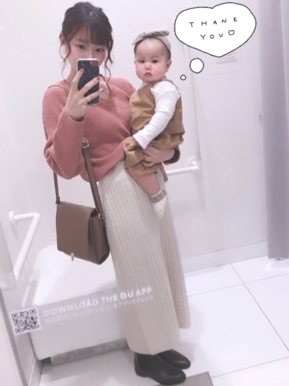 「ニットスカート、ショートブーツ、Vネックニット、ピンクニット、くすみピンク、親子コーデ」｜「petit mainのアイテム（サロペット/オーバーオール、ブラウン系）」を使った、ののかさん（レディース・155cm）の冬コーディネートの1枚目の写真