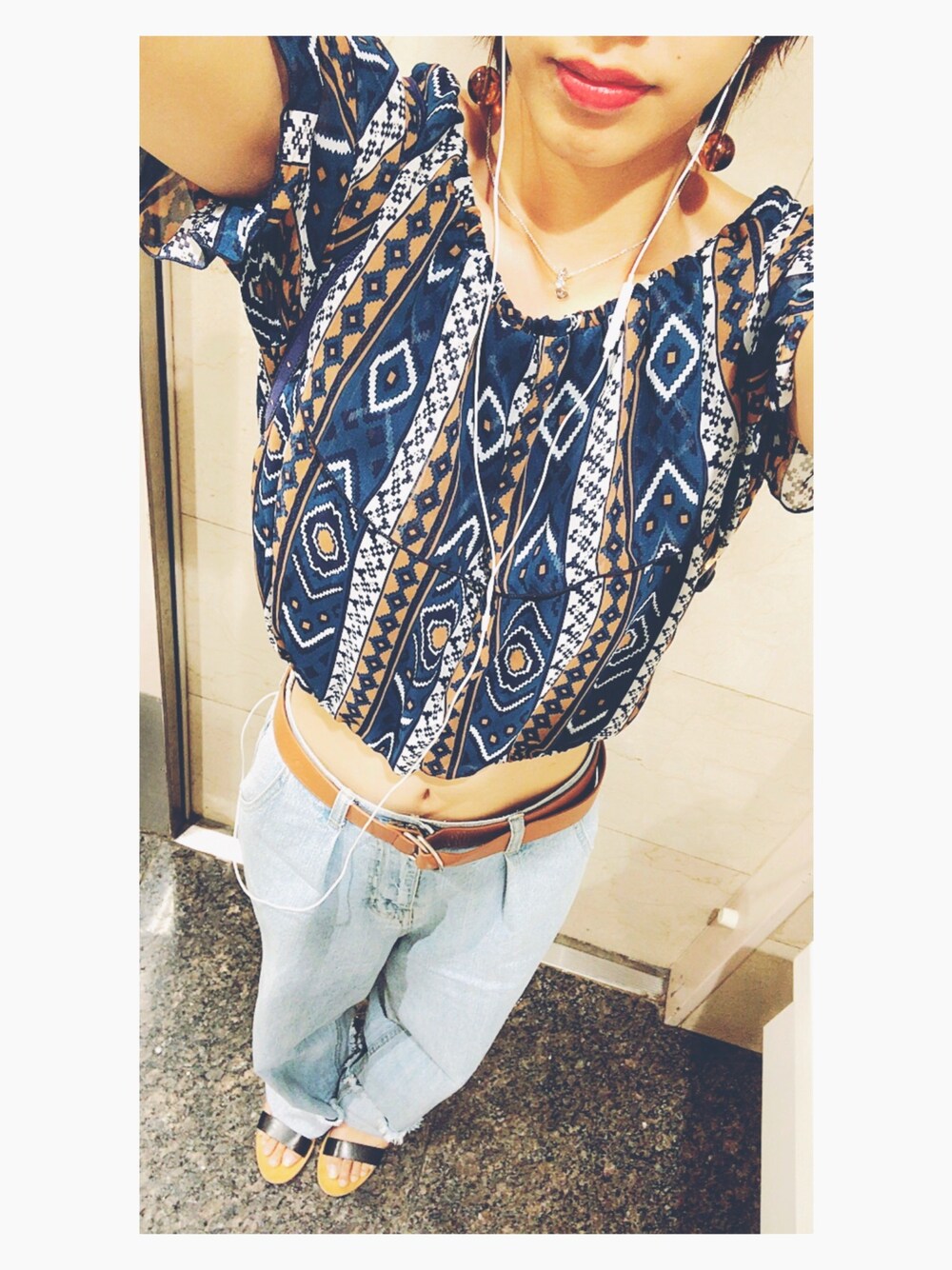 「パンツスタイル、サンダル、ネイティヴ柄、オフショル、ワイドパンツ、ワイドデニム、ヘソだし、夏」｜「VENCEのアイテム（トップス、ブルー系）」を使った、じょんちゃん。さん（レディース・172cm）の夏コーディネートの1枚目の写真