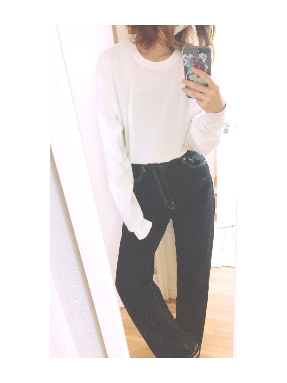 ホワイト系のTシャツ/カットソー、ブラック系のデニムパンツ、ブラック系のサンダルを着用したレディースの春コーディネートの1枚目の写真