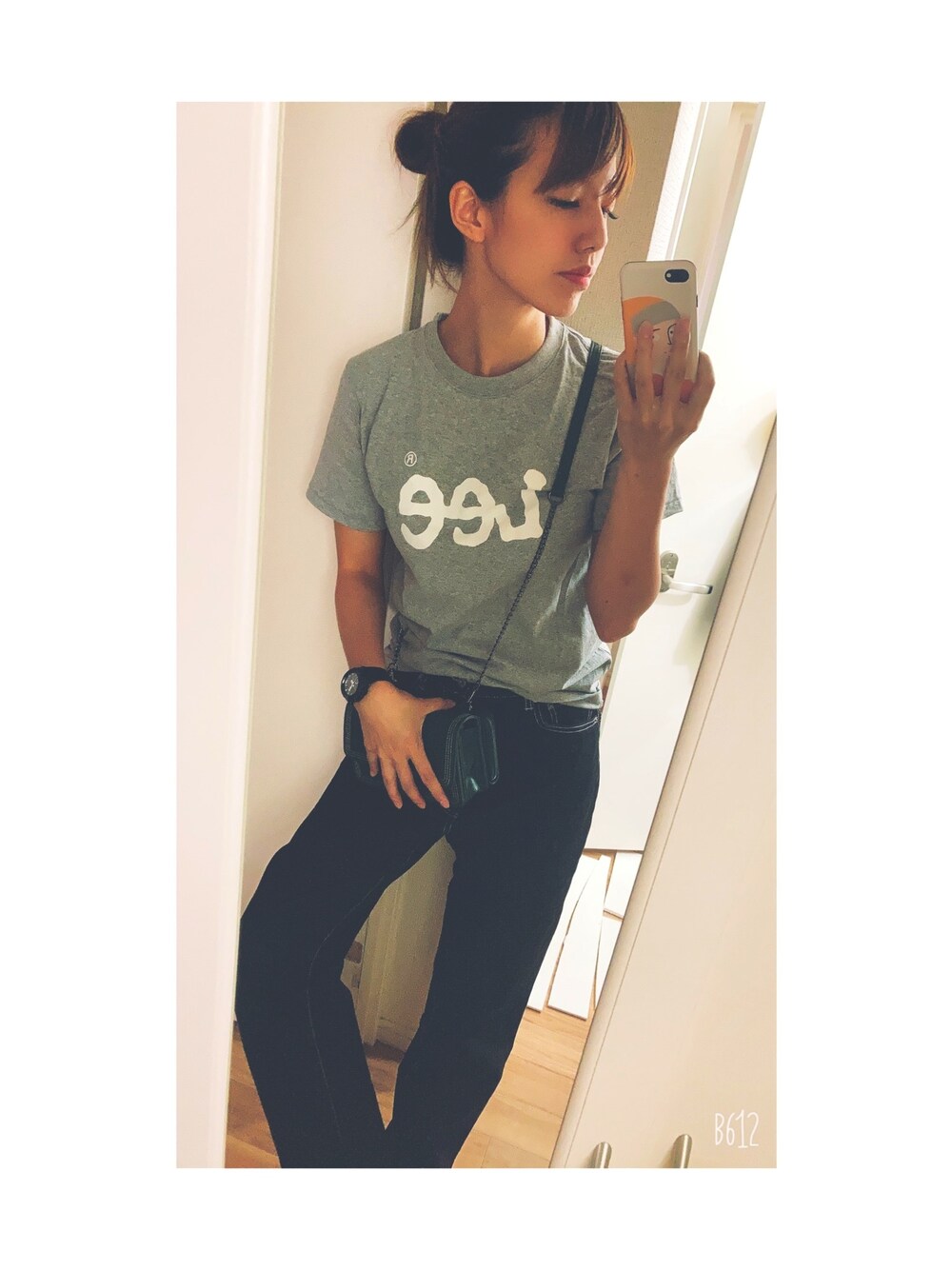 ブルー系のTシャツ/カットソー、ブラック系のデニムパンツ、グリーン系のショルダーバッグを着用したレディースの秋コーディネートの1枚目の写真