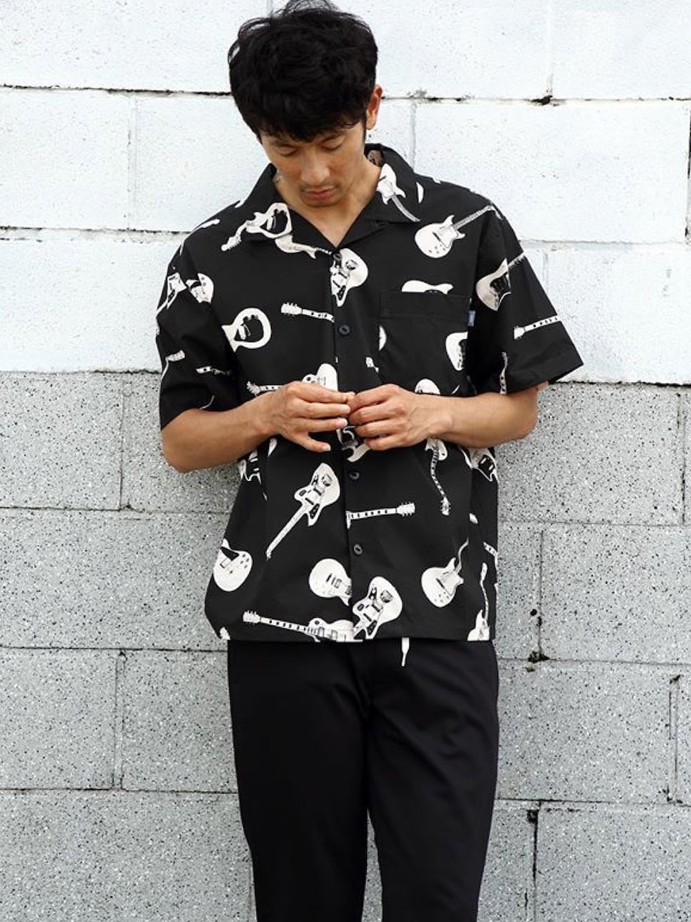 ブラック系のシャツ/ブラウス、ブラック系のスラックスを着用したメンズの春コーディネートの1枚目の写真