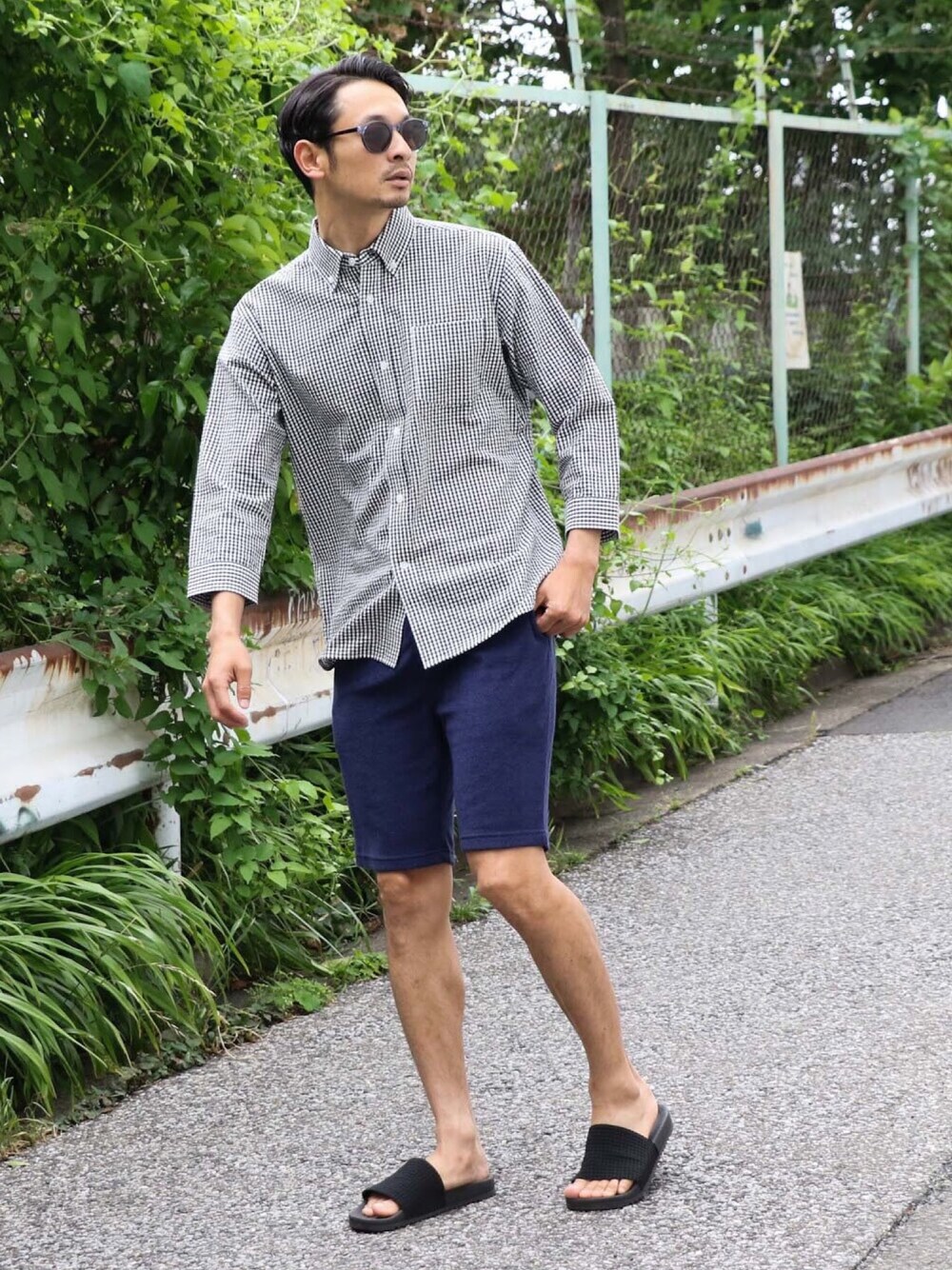ブルー系のシャツ/ブラウスを着用したメンズの夏コーディネートの1枚目の写真