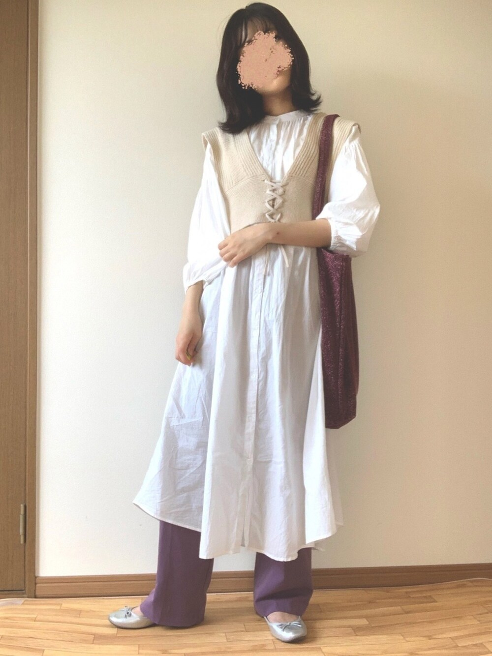 「バンドカラーギャザーワンピース、シャツワンピース、バレエシューズ、ニットビスチェ、ニットベスト、休日スタイル、大人カジュアル、プチプラ、ootd、シャツ」｜「GUのアイテム（シャツワンピース、ホワイト系）」を使った、rayさん（レディース・154cm）の春コーディネートの1枚目の写真