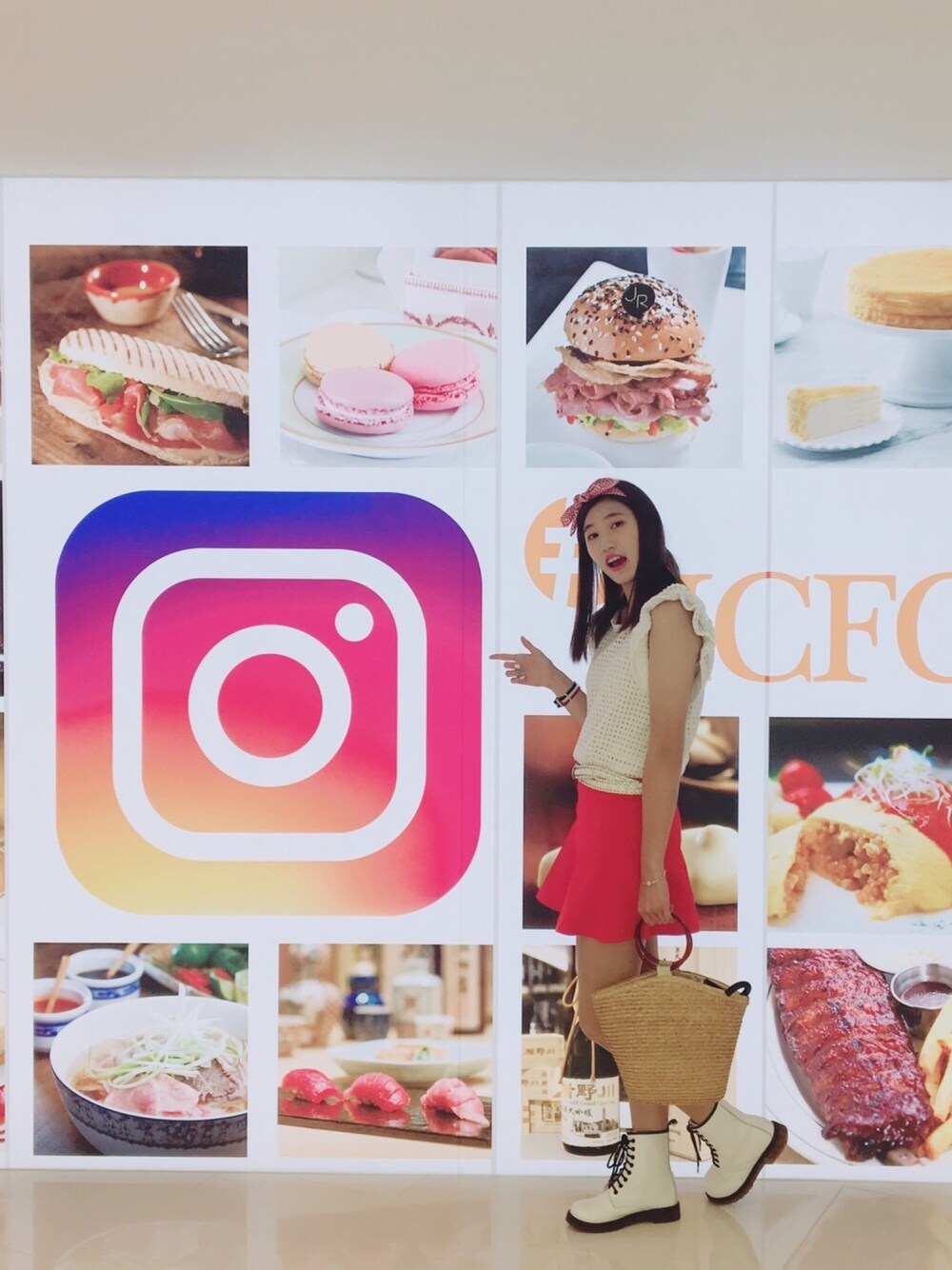 「red、white」｜「DWのアイテム（腕時計、その他）」を使った、陳思帆Christine Chen💫さん（レディース・168cm）の夏コーディネートの1枚目の写真