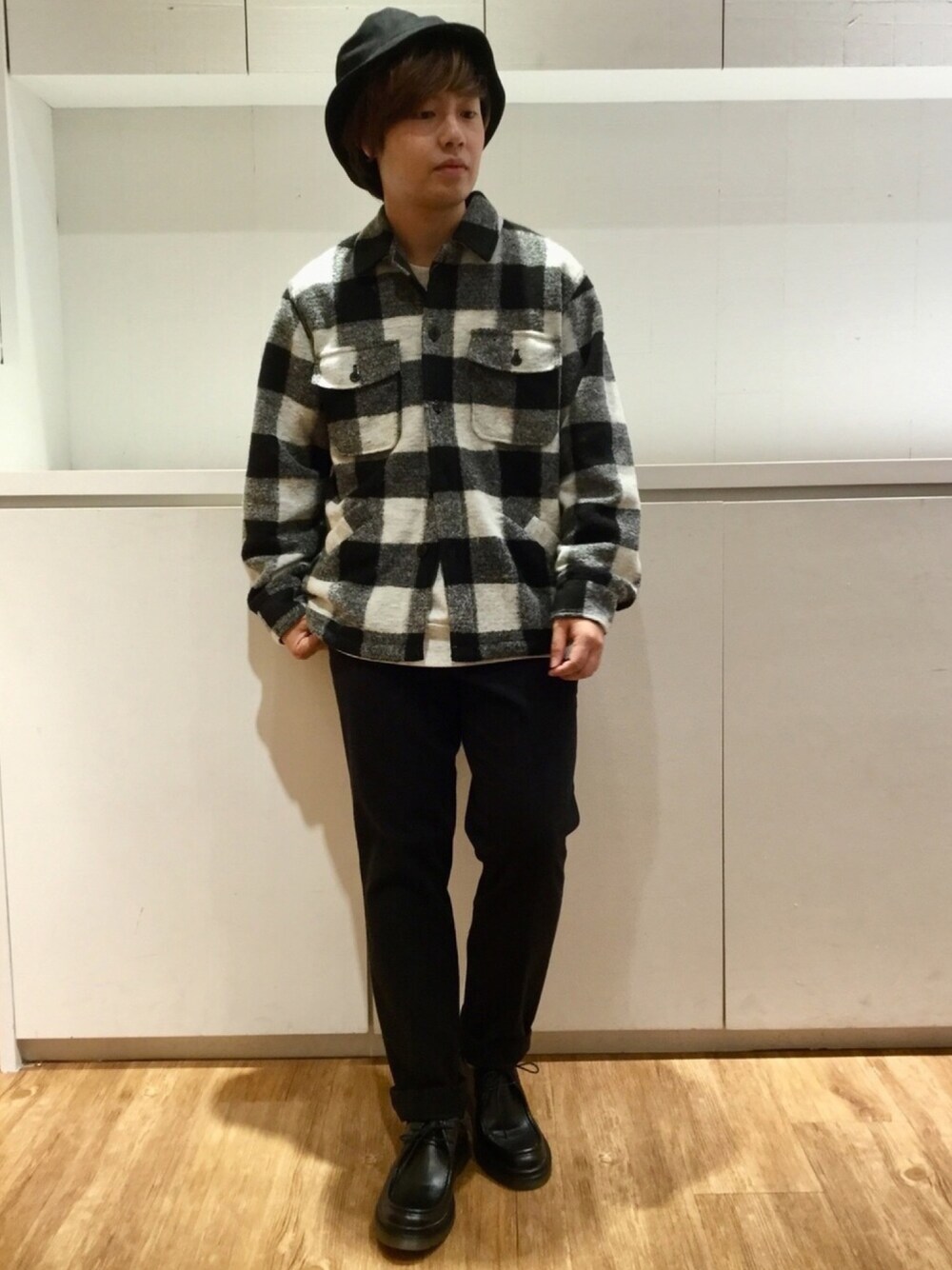 ブラック系のその他パンツ、ブラック系のその他シューズ、ホワイト系のニット/セーターを着用したメンズの秋コーディネートの1枚目の写真