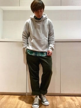 「フランネルシャツ」｜「アイテム（スウェット）」を使った、いしかわさん（メンズ・168cm）の秋コーディネート