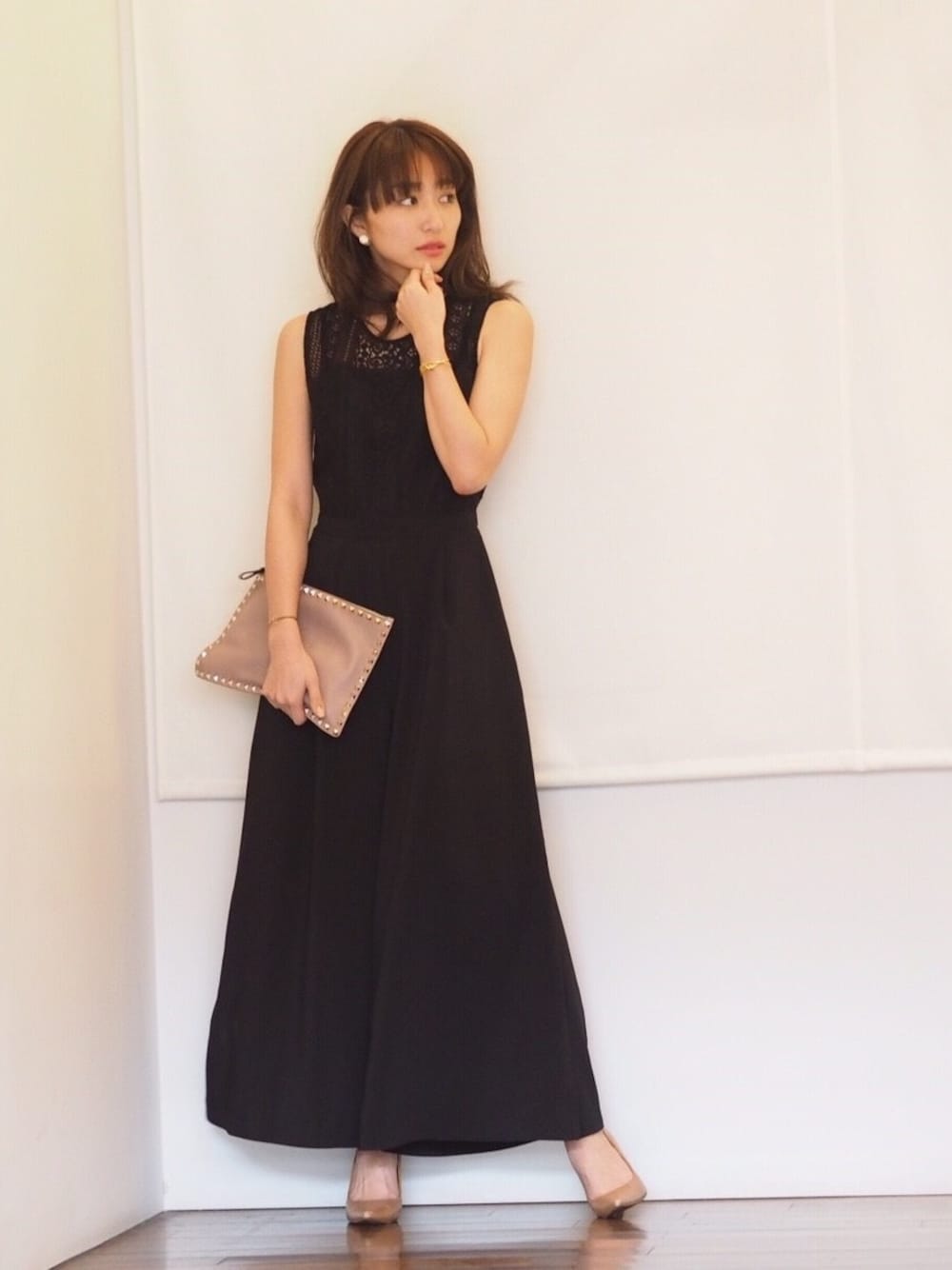 ホワイト系のサロペット/オーバーオールを着用したレディースの春コーディネートの1枚目の写真