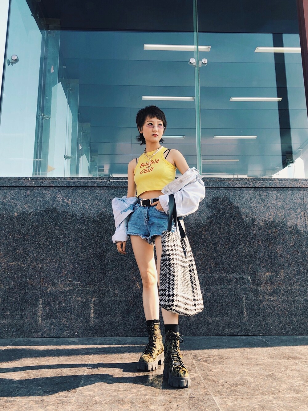 「街头搭配、oversize、靴、日本、日系极简」｜「PULL&BEARのアイテム（デニムジャケット、ブルー系）」を使った、吃小松鼠的大栗子さん（レディース・155cm）の秋コーディネートの1枚目の写真
