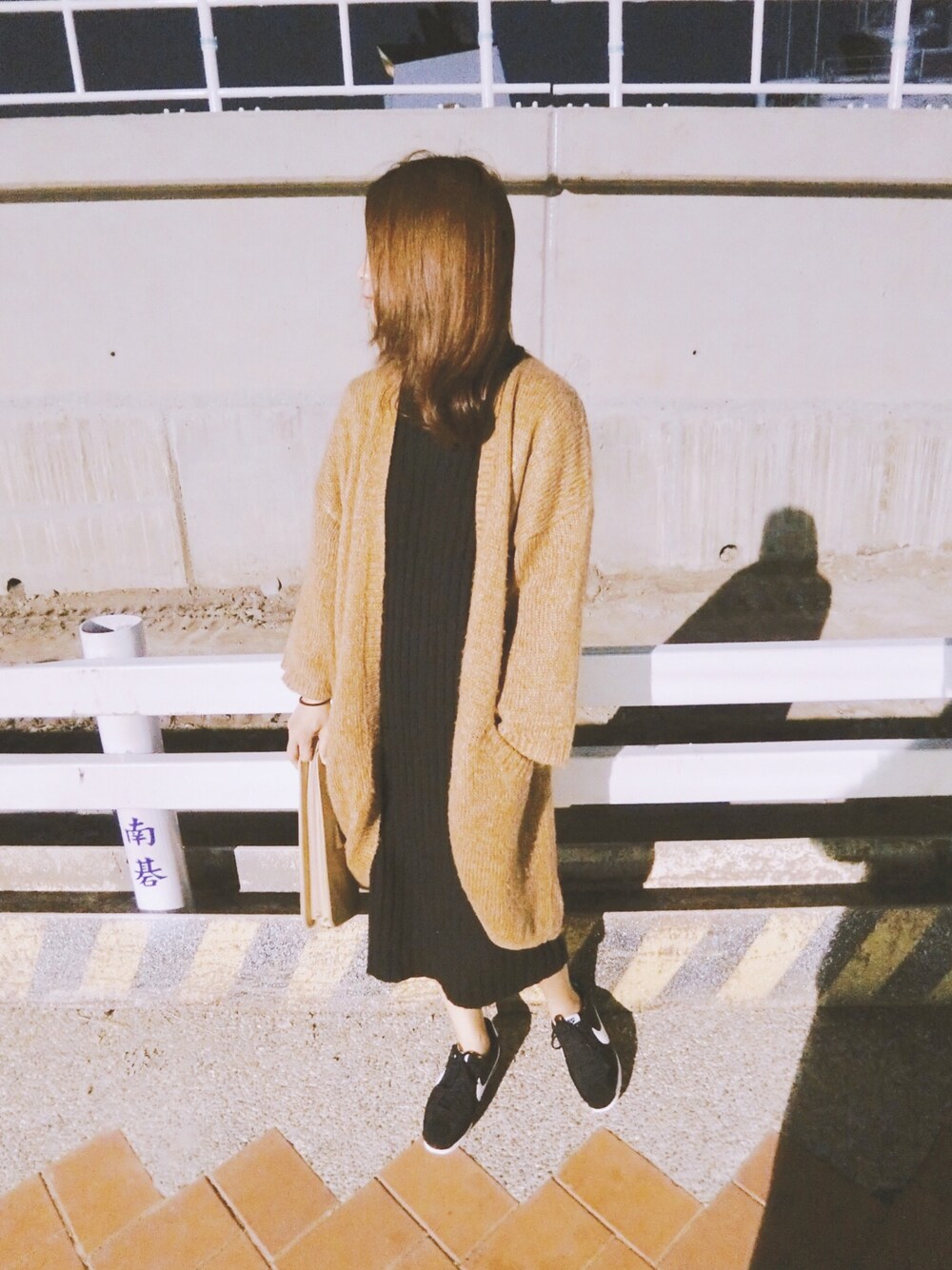 「ootd、outfit、summer、denim、casual、hat、black and white、streetstyle、H&M、NIKE」｜「H&Mのアイテム（ジャケット/アウター、ブラウン系）」を使った、こうさん（レディース・159cm）の冬コーディネートの1枚目の写真