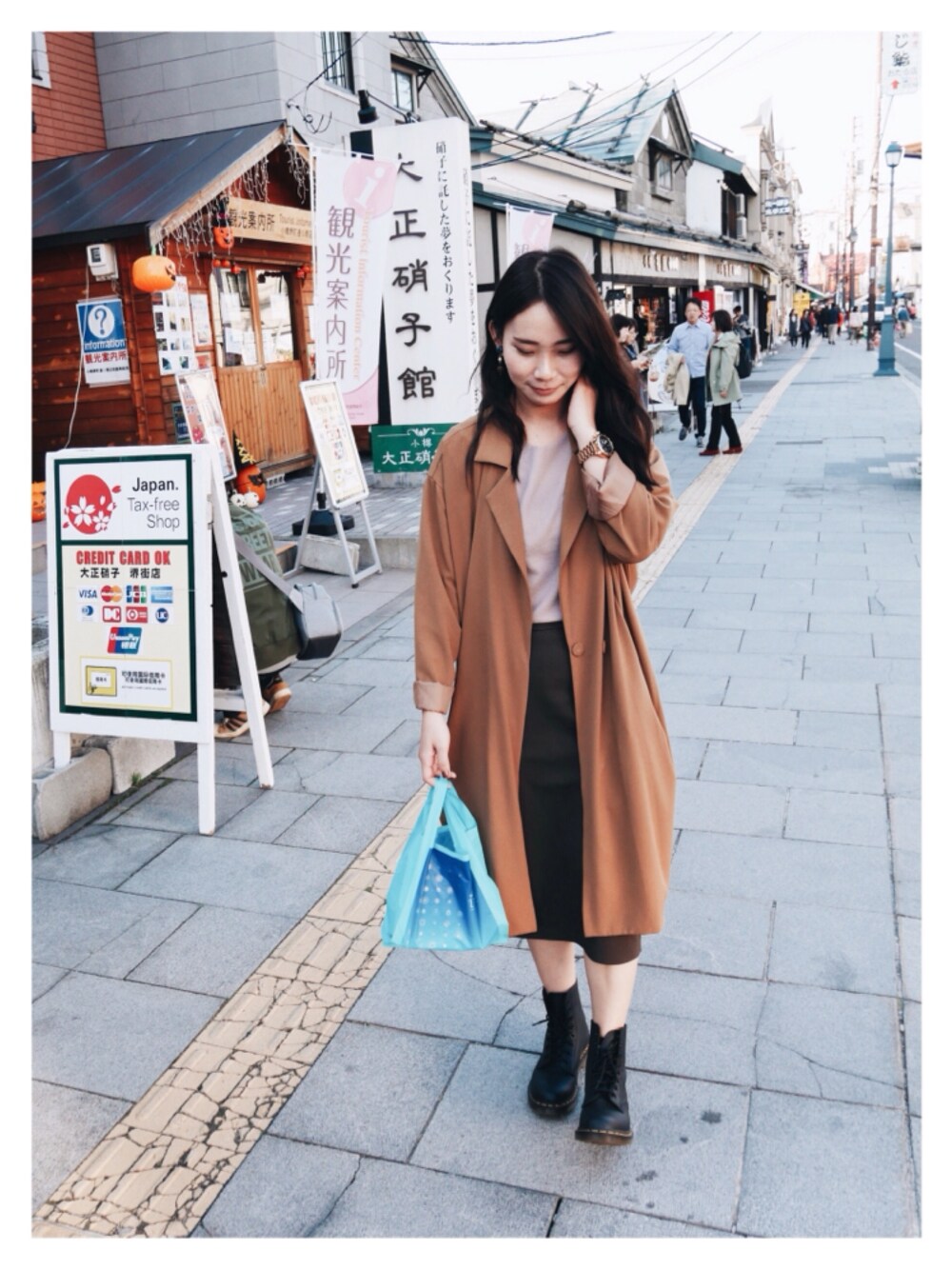 「summer、GU、Dr.Martens、ニットワンピース、girl、休日スタイル、大人カジュアル、PAZZO、travel、チェスターコート」｜「PAZZOのアイテム（フォーマルスーツ/小物、ブラウン系）」を使った、こうさん（レディース・159cm）の冬コーディネートの1枚目の写真