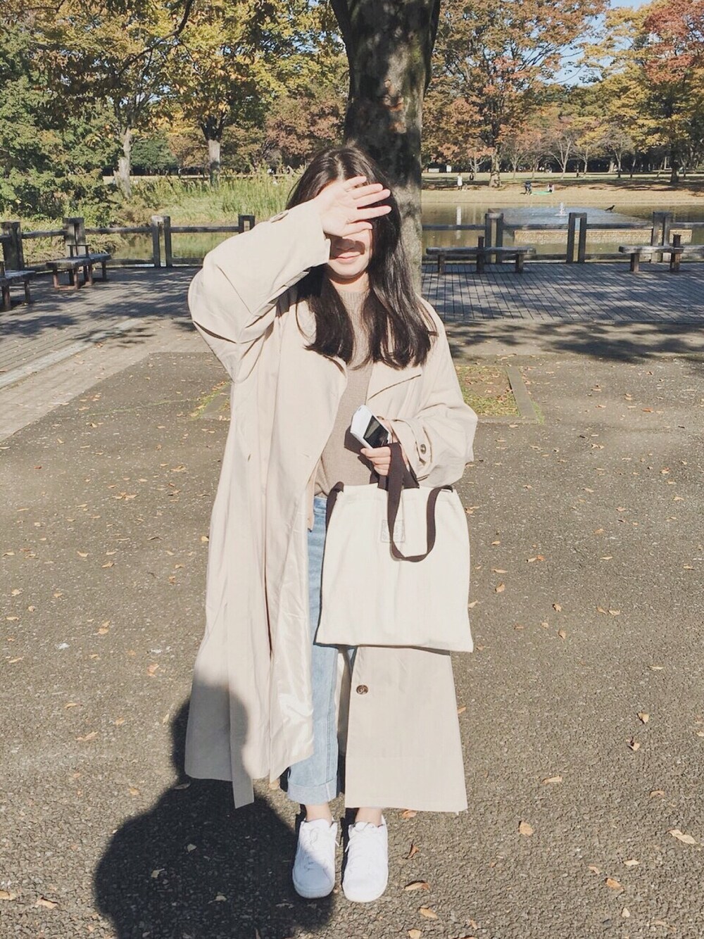 「日系極簡、秋のコーデ、大人カジュアル、mouggan、PAZZO、ootd、NIKE、コーデ」｜「mougganのアイテム（トレンチコート、ベージュ系）」を使った、こうさん（レディース・159cm）の秋コーディネートの1枚目の写真