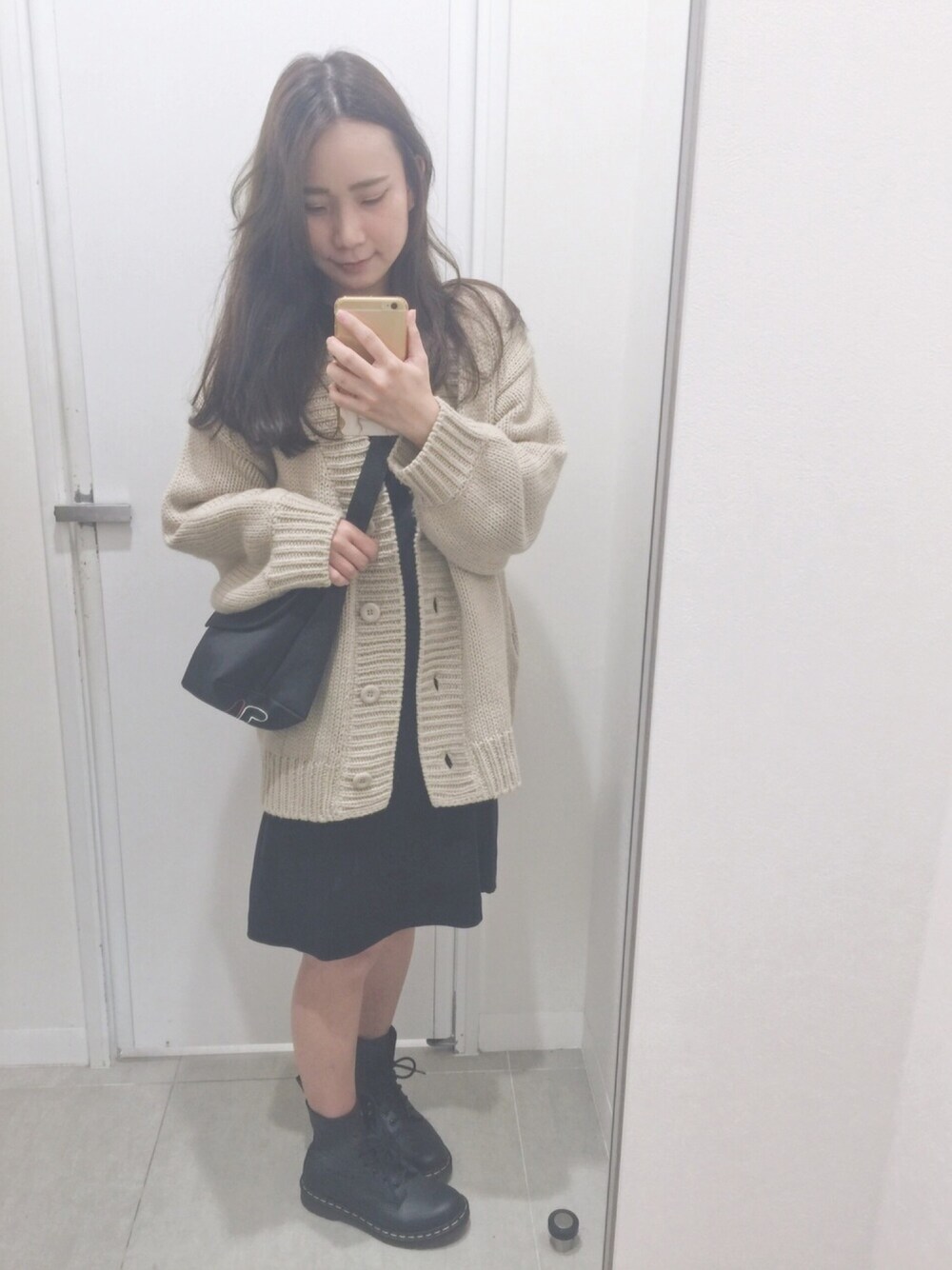「ootd、Dr.Martens、LOWRYS FARM、GLOBAL WORK、冬コーデ、大人カジュアル、WEAR、アイボリー」｜「GLOBAL WORKのミドルゲージモールヤーンカーディガン長袖/803772（カーディガン/ボレロ、ベージュ系）」を使った、こうさん（レディース・159cm）の冬コーディネートの1枚目の写真