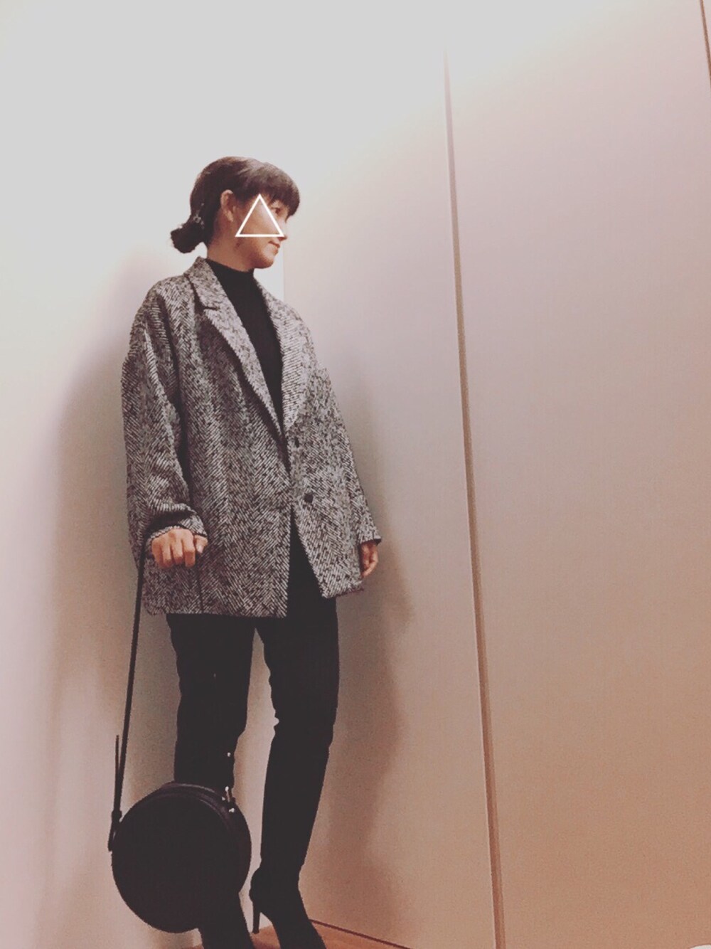 「大人カジュアル、ショルダーバッグ、カジュアル、モノトーン、ジャケット、おだんごヘアー、Doシンプル部」｜「N.（N. Natural Beauty Basic）のドロップフォルムコート（その他アウター、ブラック系）」を使った、mikamoさん（レディース・158cm）の冬コーディネートの1枚目の写真