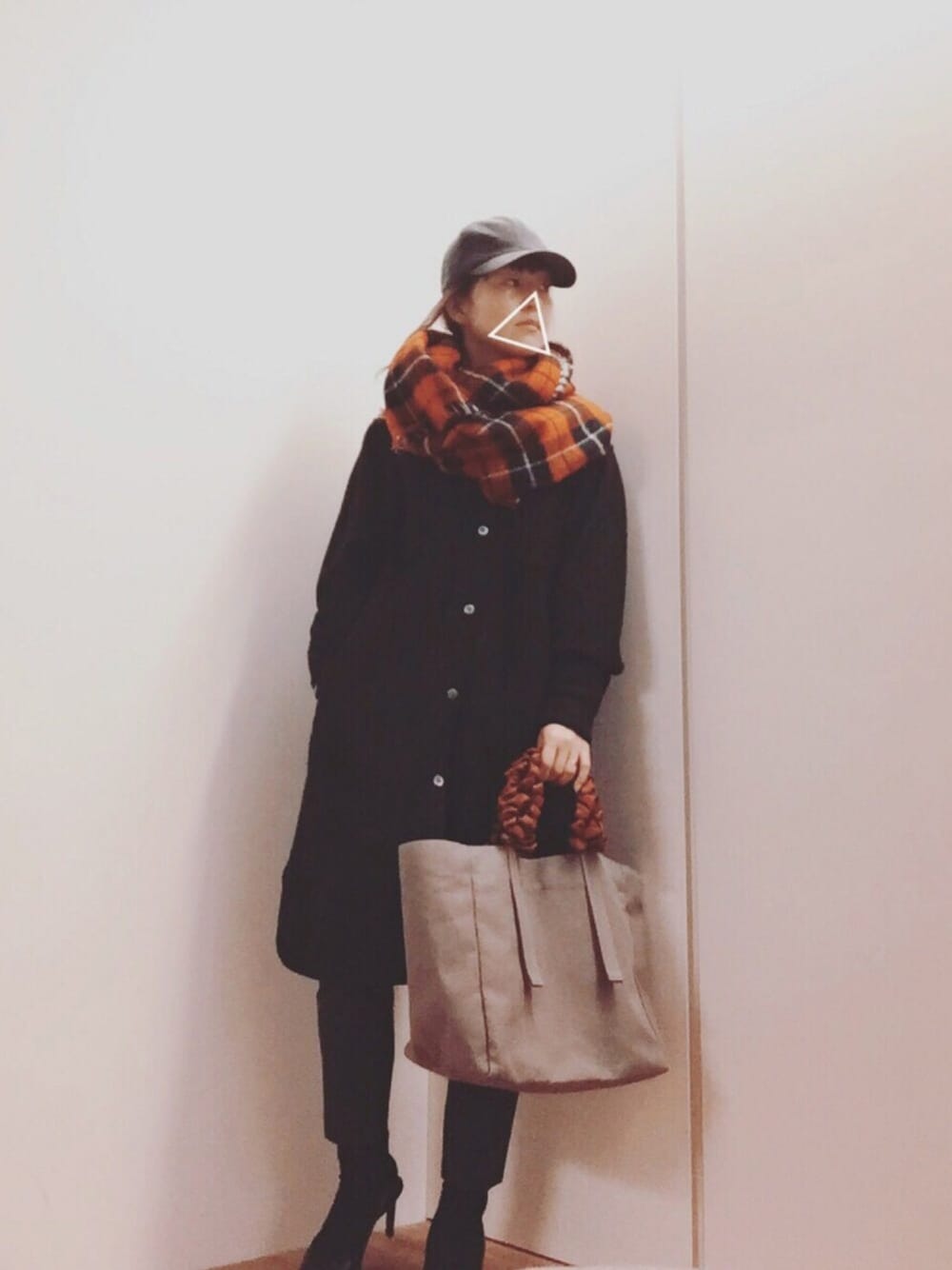 「ラフ、秋のコーデ、オトナカジュアル、黒、outfit、キャップ、ラドロー、グレープハンドルバッグ、マフラーぐるぐる、トートバッグ」｜「LUDLOWのアイテム（バッグ、グレー系）」を使った、mikamoさん（レディース・158cm）の秋コーディネートの1枚目の写真