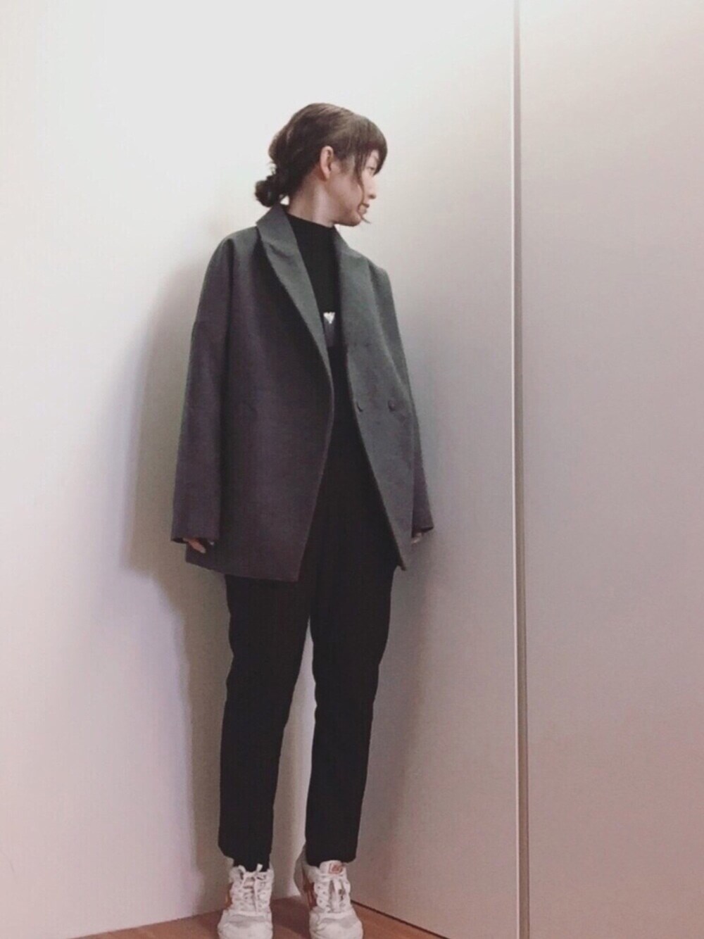 「ootd、大人カジュアル、ハイネックニット、モノトーン、ジャケット、ジャケットコート、おだんごヘアー、ビッグシルエット、Doシンプル部、2017KFWS」｜「SPIRALGIRLのコクーンジャケット（その他アウター、グレー系）」を使った、mikamoさん（レディース・158cm）の冬コーディネートの1枚目の写真