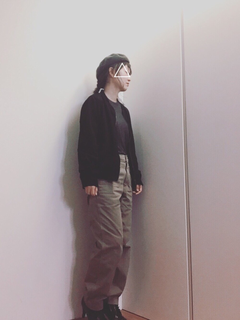 「休日スタイル、シンプル、ブラック、ラフ、ベレー帽、ワイドパンツ、Doシンプル部、オトナカジュアル、春コーデ、レースアップシューズ」｜「LE TiROiR de DRESSTERIORのバスクベレー帽（ハンチング/ベレー帽、グリーン系）」を使った、mikamoさん（レディース・158cm）の冬コーディネートの1枚目の写真