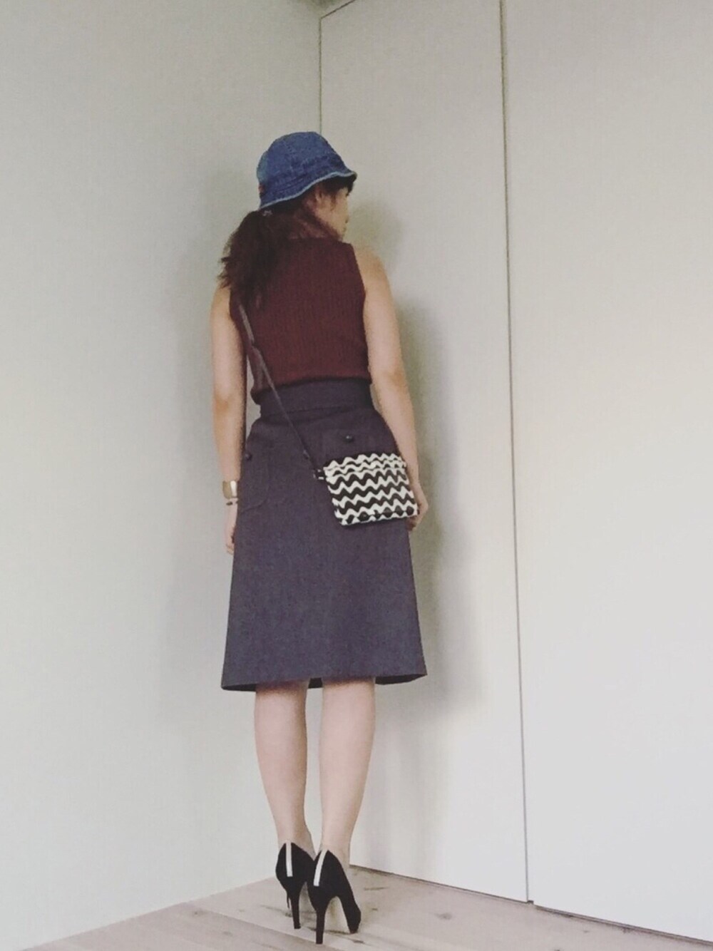 「休日スタイル、夏、デニム、大人カジュアル、おしゃれさんと繋がりたい、ノースリーブ、ブラウン」｜「emmiの【emmi atelier】ワイドリブタンクトップ（Tシャツ/カットソー、ブラウン系）」を使った、mikamoさん（レディース・158cm）の夏コーディネートの1枚目の写真