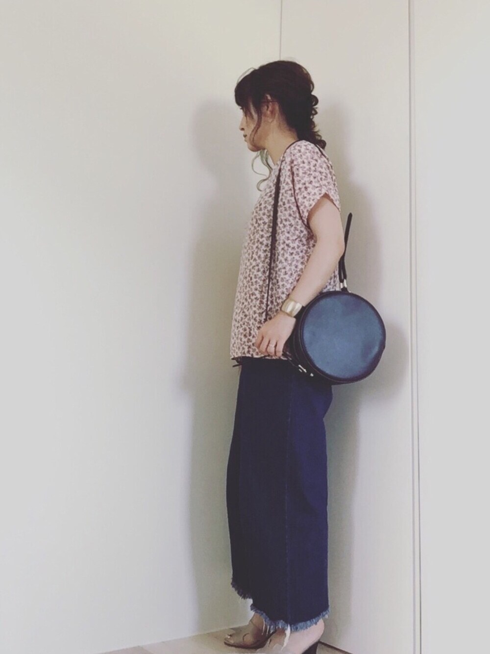 「シンプルコーデ、大人カジュアル、ラクチンコーデ、オトナ女子、プチプラ、デニムパンツ、花柄、小花柄、美容院帰り」｜「SEVENDAYS=SUNDAYのアイテム（シャツ/ブラウス、ピンク系）」を使った、mikamoさん（レディース・158cm）の夏コーディネートの1枚目の写真