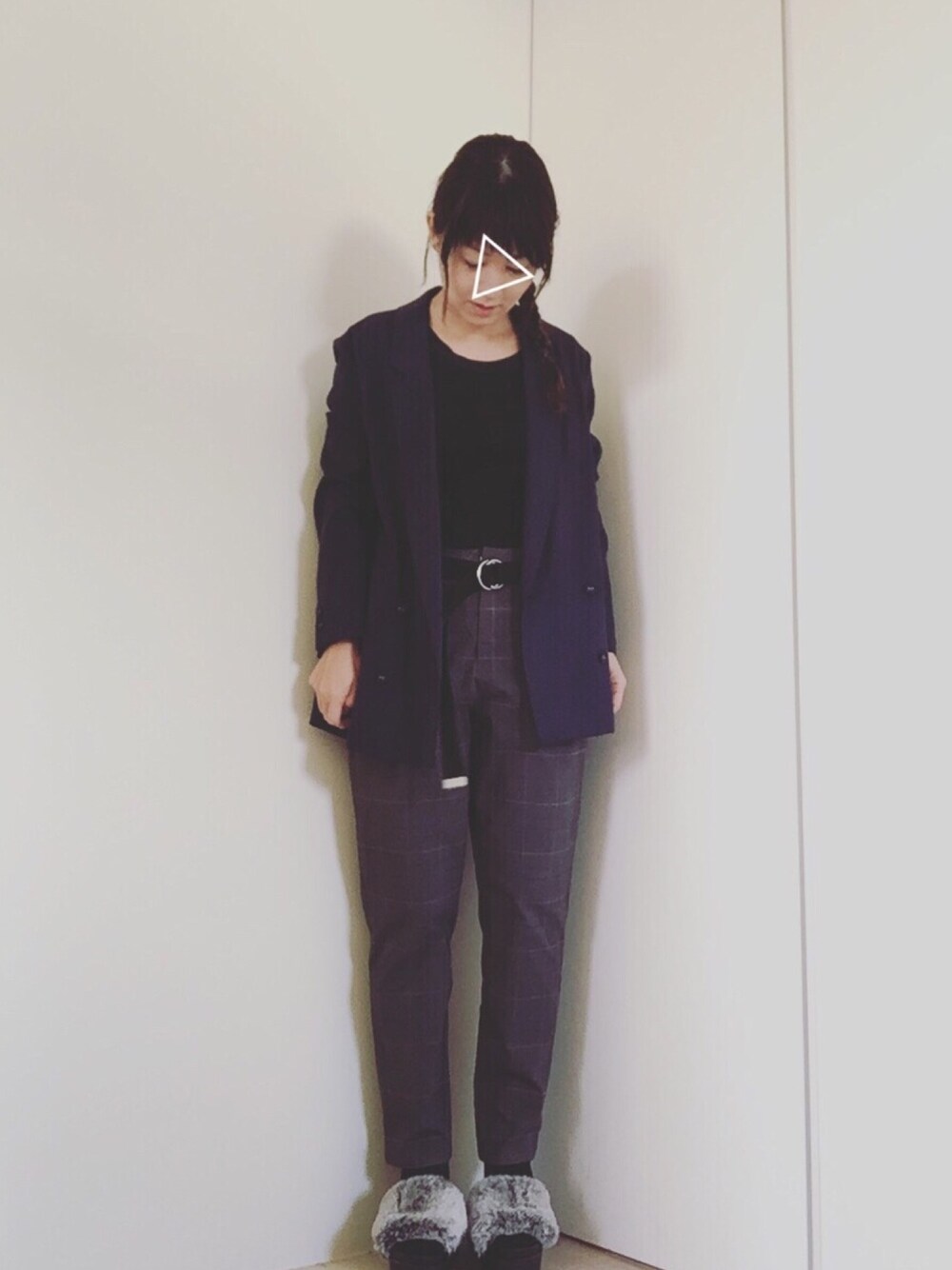 ブルー系のその他アウター、ブラック系のTシャツ/カットソー、ブラック系のストール/ショールを着用したレディースの秋コーディネートの1枚目の写真