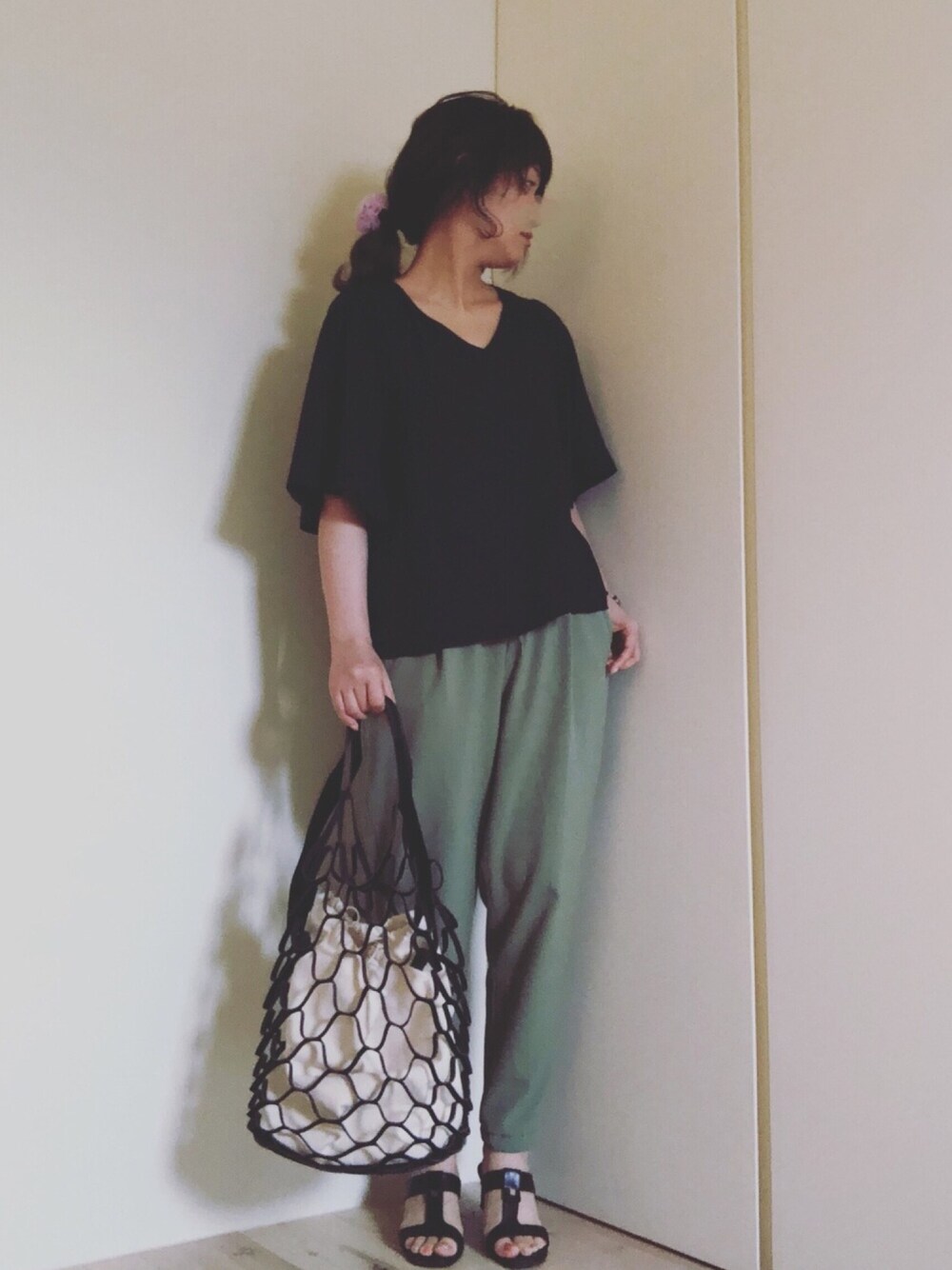 「カジュアル、ゆるコーデ、おしゃれさんと繋がりたい、大人カジュアル、サンダル、GU、リラックススタイル、メッシュバッグ」｜「ottilieのカッティングメッシュバッグ（ハンドバッグ、ブラック系）」を使った、mikamoさん（レディース・158cm）の夏コーディネートの1枚目の写真