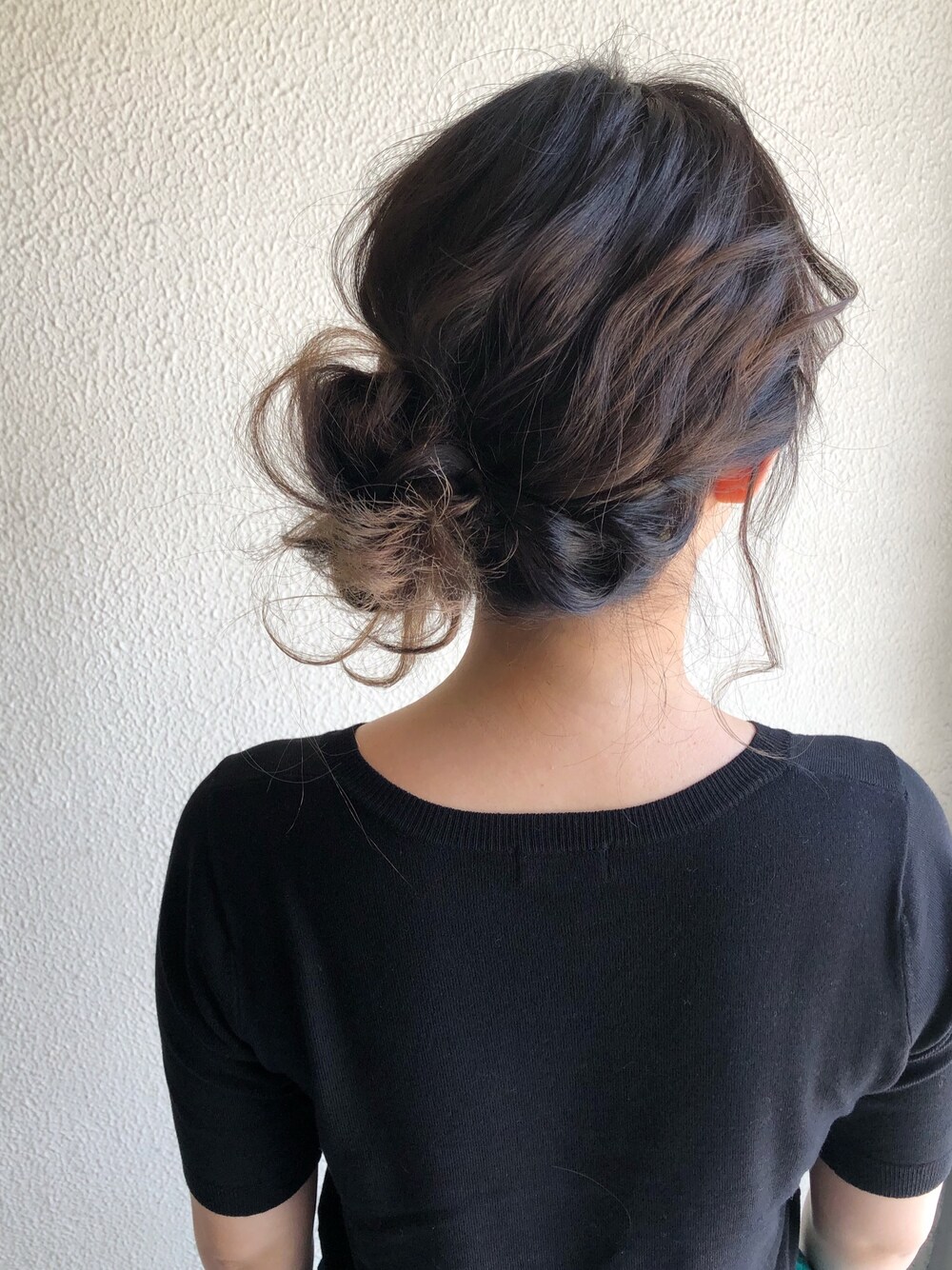「シンプルコーデ、休日スタイル、ニット、サマーニット、美容院帰り、ヘアアレンジ、hairarrange」｜「A part byの洗える/14GクールミストVPOニット/SS　793361（ニット/セーター、ブラック系）」を使った、mikamoさん（レディース・158cm）の夏コーディネートの1枚目の写真
