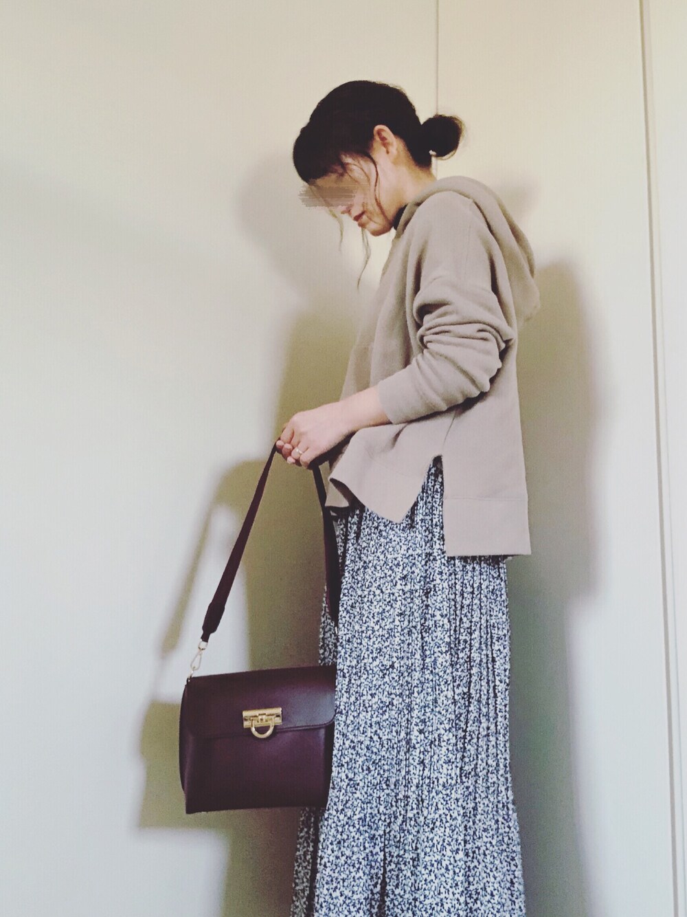 「春コーデ、きれいめカジュアル、小花柄、柄、パーカー、おしゃれさんと繋がりたい、おだんごヘアー、プリーツスカート」｜「Ungridのスリットワイドパーカー（パーカー、ブラウン系）」を使った、mikamoさん（レディース・158cm）の春コーディネートの1枚目の写真