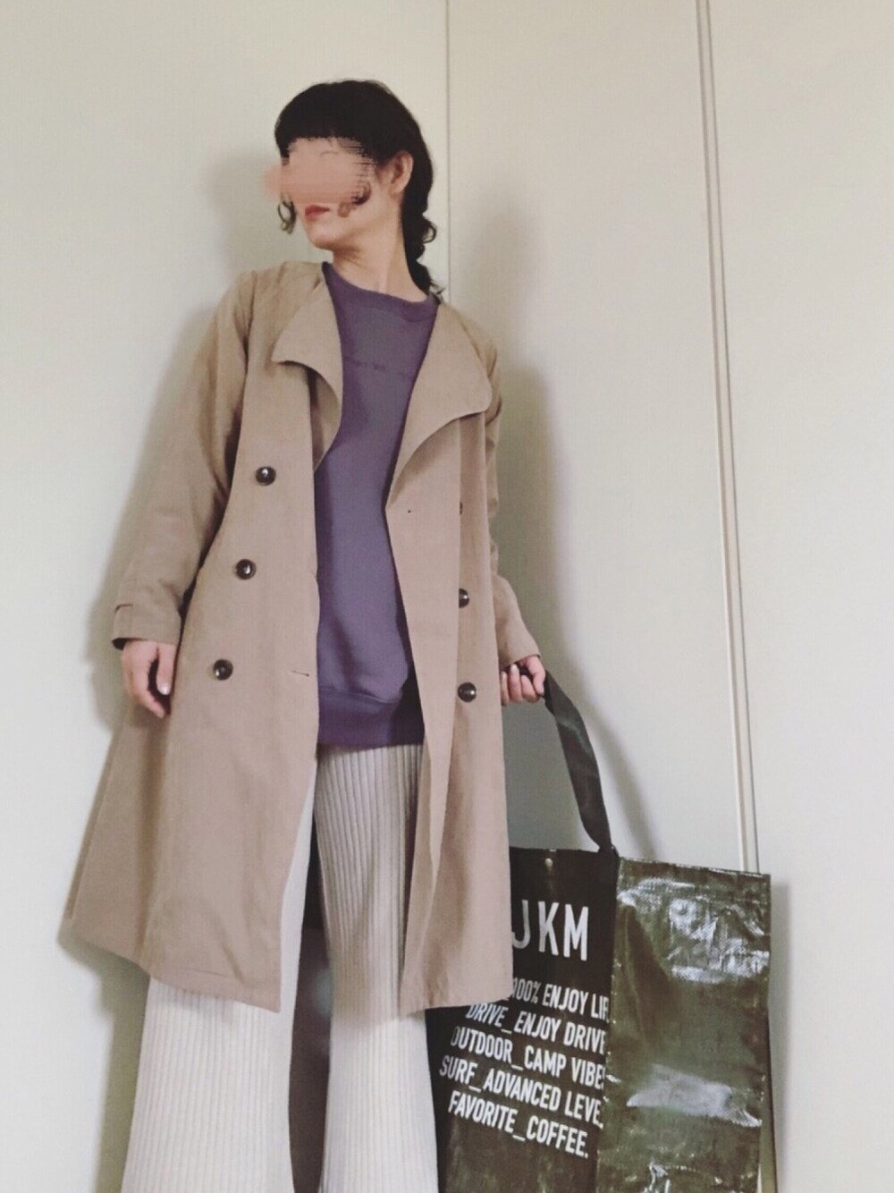「休日スタイル、ラクチンコーデ、ビッグシルエット、スウェット、美容院、リブパンツ、トレンチコート」｜「Auntie Rosa Holidayの【Holiday】リブニットパンツ（その他パンツ、ベージュ系）」を使った、mikamoさん（レディース・158cm）の春コーディネートの1枚目の写真