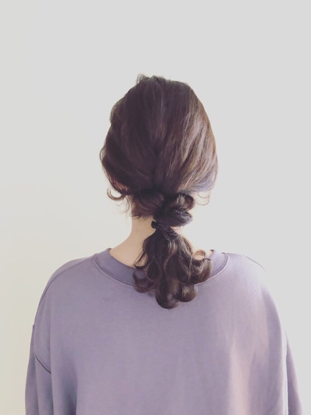 「カジュアル、春、美容院、スウェット、ヘアアレンジ、ヘアスタイル、編みおろし」｜「w closetのロゴ刺繍入りスエットプルオーバー_（スウェット、パープル系）」を使った、mikamoさん（レディース・158cm）の春コーディネートの1枚目の写真