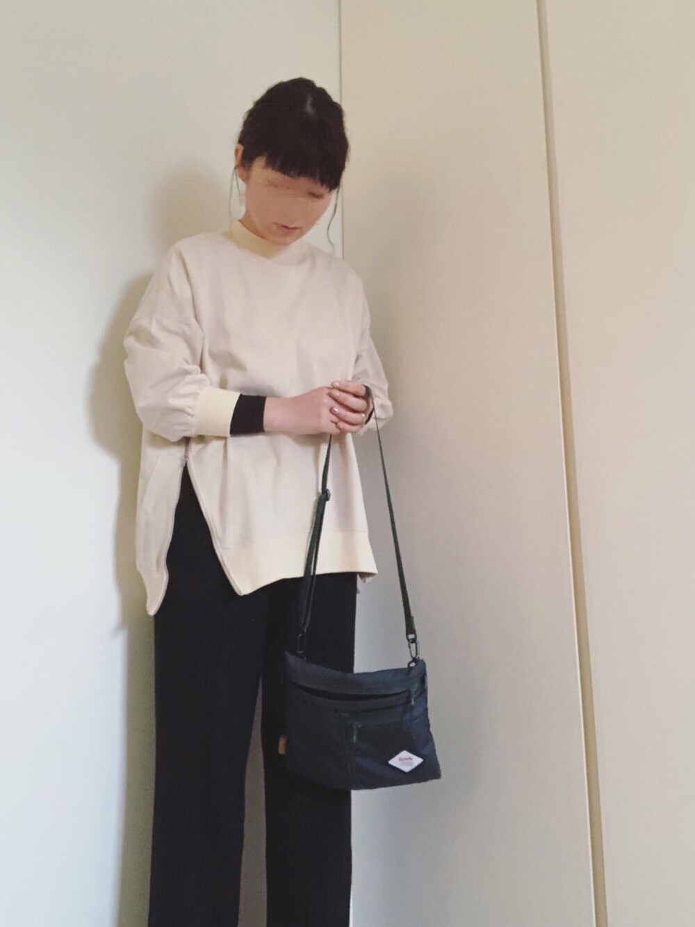 「大人カジュアル、平成最後のWEARISTAセンバツ、シンプル、おしゃれさんと繋がりたい、カジュアルコーデ、リブパンツ、スウェット」｜「Auntie Rosa Holidayの【Holiday】リブニットパンツ（その他パンツ、ブラック系）」を使った、mikamoさん（レディース・158cm）の春コーディネートの1枚目の写真