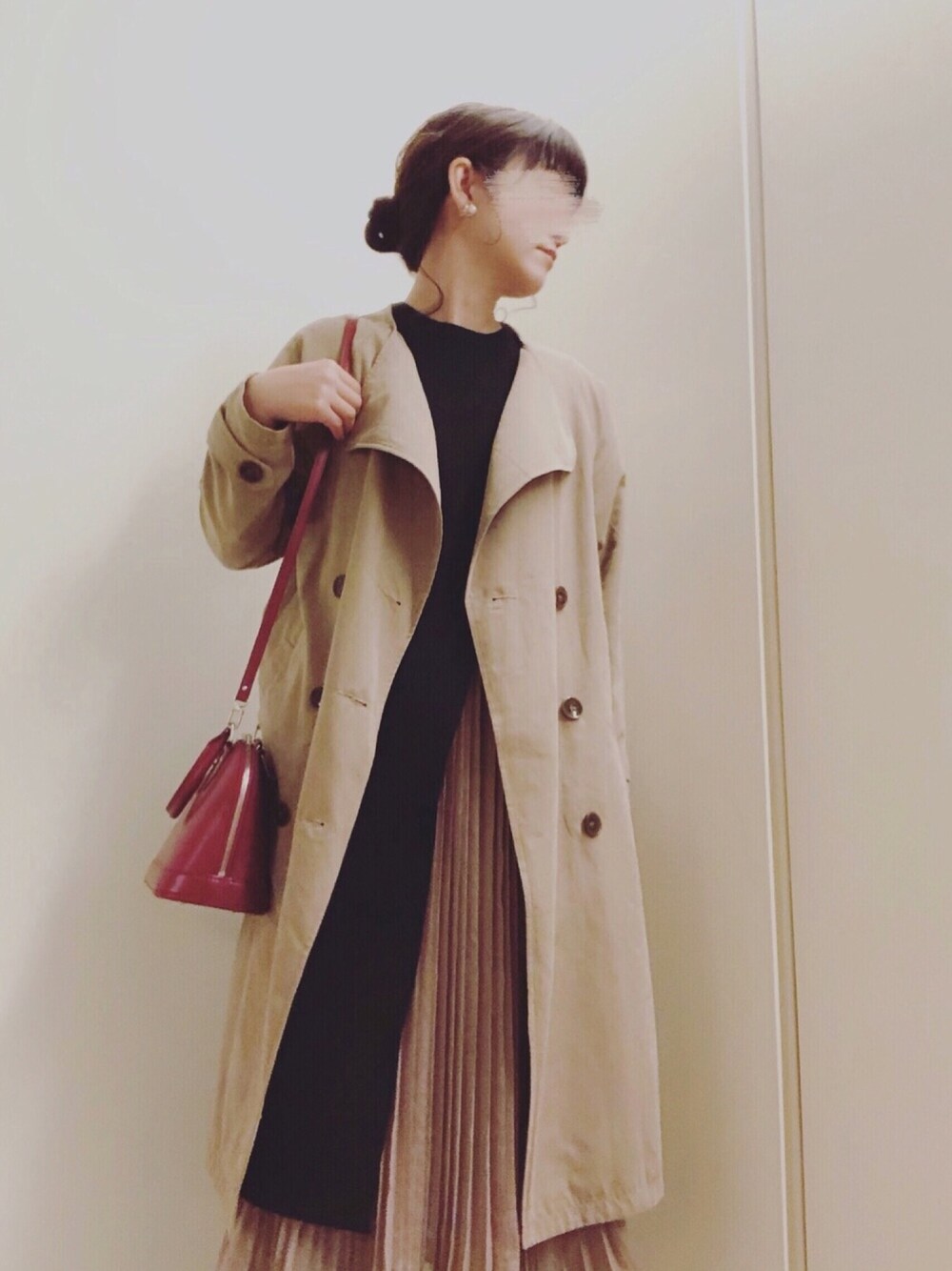 「歓送迎会、春、トレンチコート、ワンピース、プチプラ、プリーツスカート、おだんごヘアー、先生コーデ」｜「rpsのピーチノーカラーＷテロンチコート（トレンチコート、ベージュ系）」を使った、mikamoさん（レディース・158cm）の春コーディネートの1枚目の写真